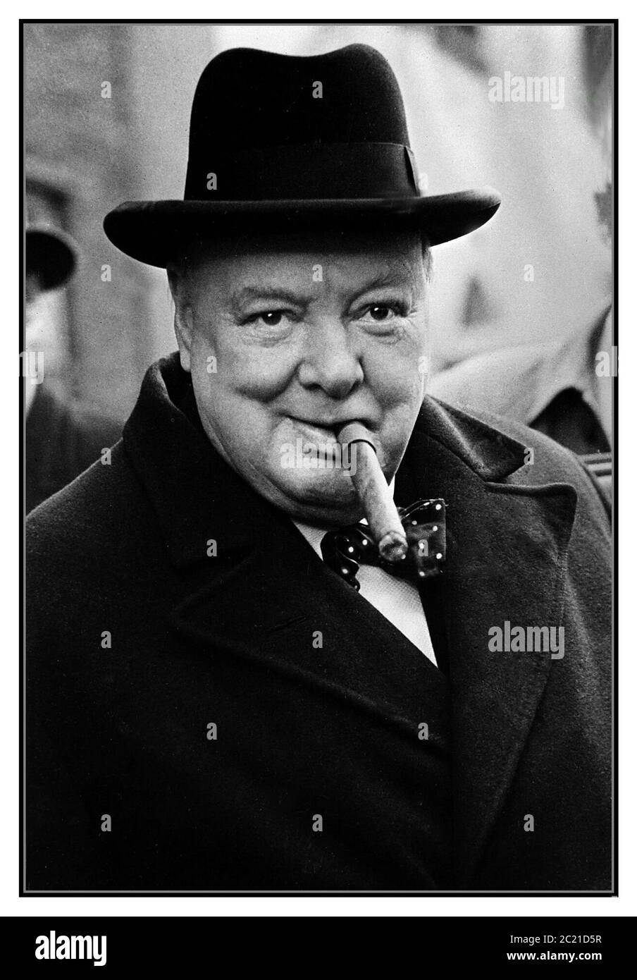 WINSTON CHURCHILL MIT ZIGARRENSCHLEIFE UND HOMBURG HAT Großbritanniens größter und verehrter Kriegsführer, dessen großartige Reden eine Nation dazu veranlassten, der Aggression Nazideutschlands im Zweiten Weltkrieg erfolgreich zu widerstehen In diesem Bild der Nachkriegszeit 1947/1948 raucht er seine Lieblingszigarre. Churchill wurde für seine Dienste in Großbritannien zum Ritter geschlagen, als Sir Winston Leonard Spencer Churchill. Ein großer englischer Schriftsteller und begeisterter Künstler Maler (1874-1965). Stockfoto