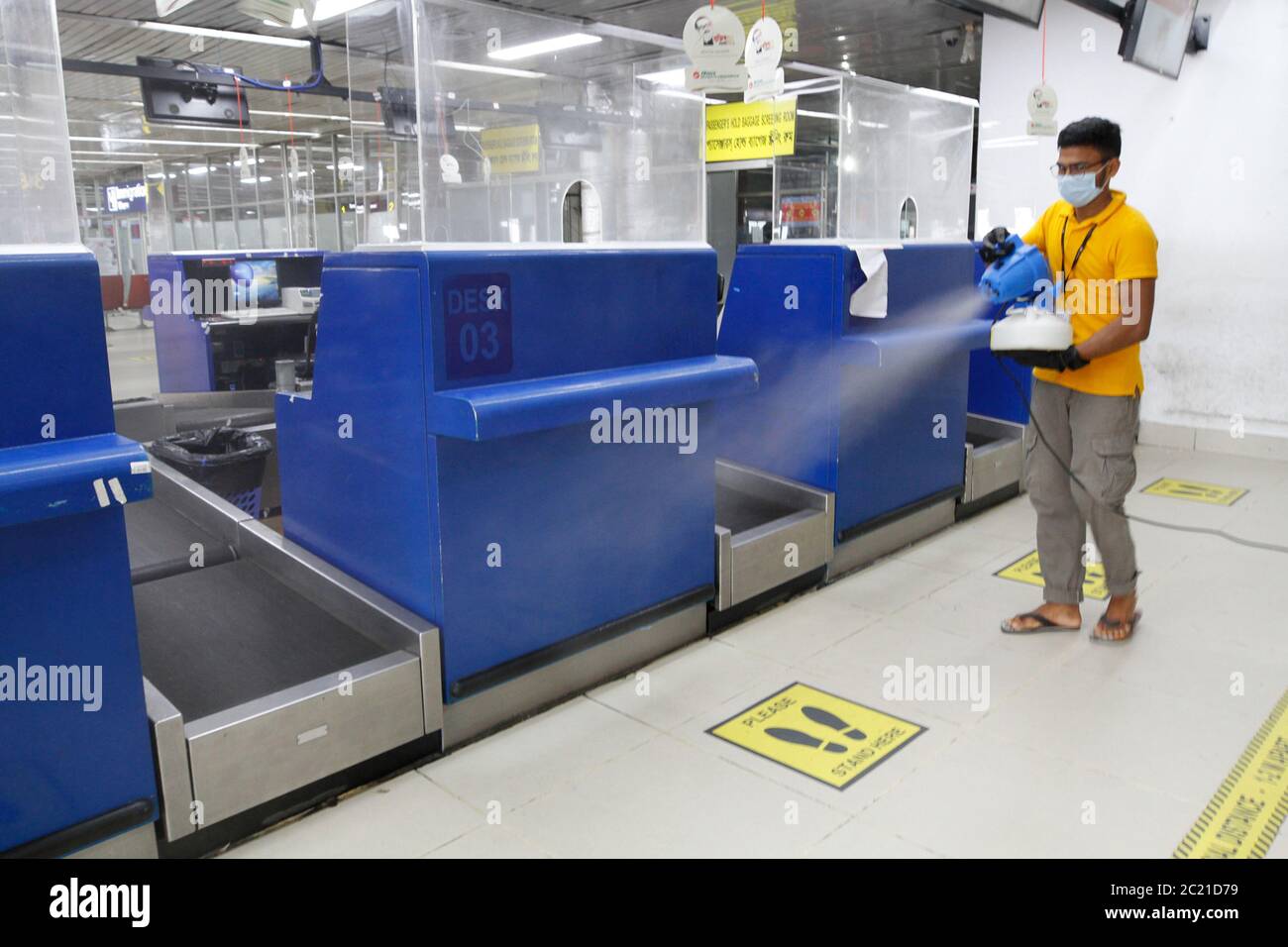 Dhaka, Bangladesch. Juni 2020. Ein Mitarbeiter desinfiziert am Hazrat Shahjalal International Airport in Dhaka, Bangladesch, 16. Juni 2020. Nach mehr als zwei Monaten Aussetzung aufgrund der COVID-19-Pandemie wurden die internationalen Flugoperationen von und nach Bangladesch am Dienstag in begrenztem Umfang wieder aufgenommen. Quelle: Str/Xinhua/Alamy Live News Stockfoto