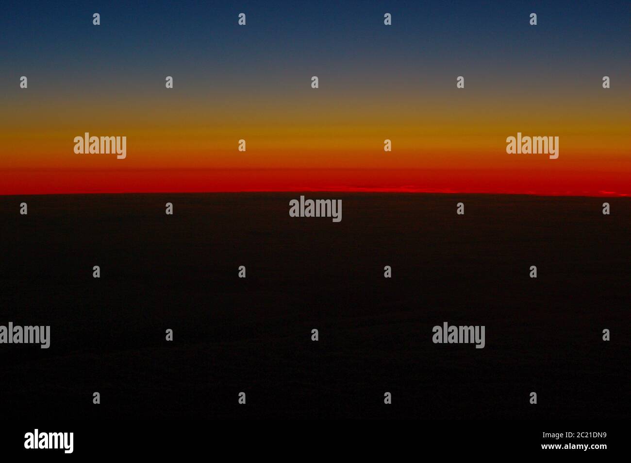 Bildfolge des gleichen Sonnenuntergangs gleicher Aussichtspunkt,Sonnenuntergang über dem Meer,Regenbogenuntergang über dem Meer,Regenbogen,Karmesin,Sonnenuntergang,Regenbogenspektrum,Sonnenuntergang, Stockfoto