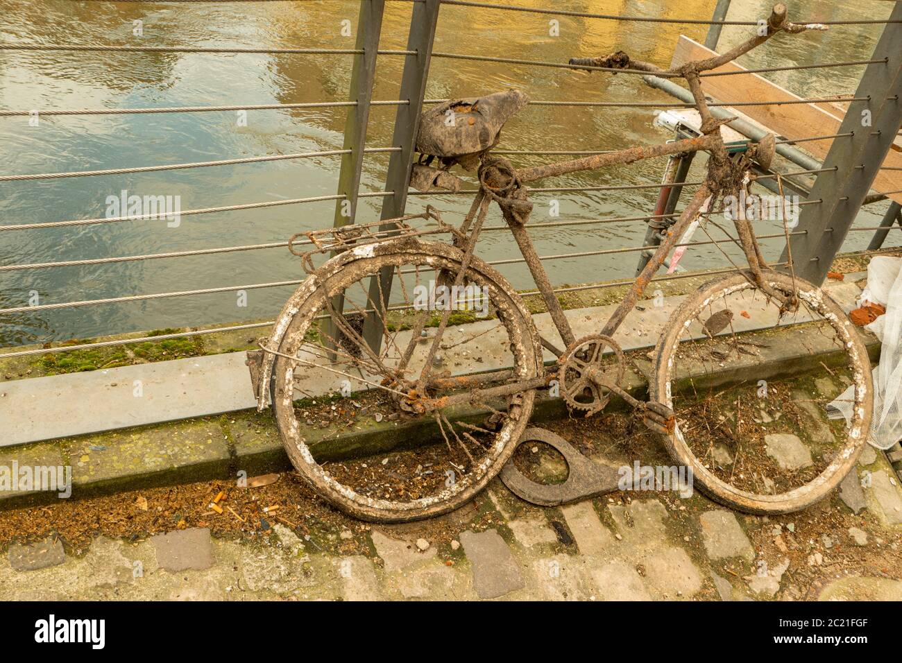 Fahrrad aus dem Fluss gezogen alt und rostig und schmutzig Stockfoto