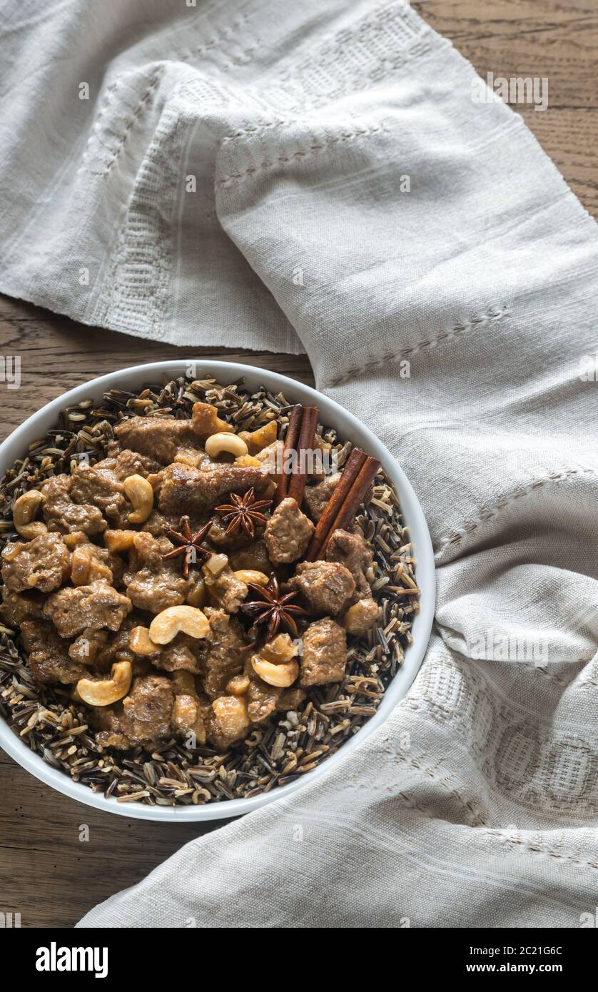 Thailändischen Massaman Curry auf dem hölzernen Hintergrund Stockfoto