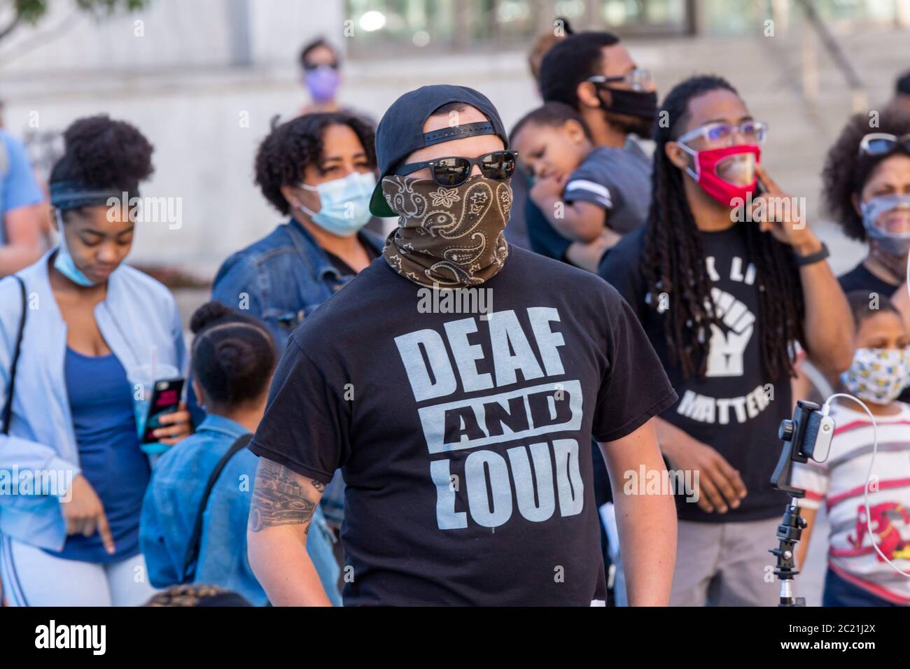 Detroit, Usa. Juni 2020. Detroit, Michigan - Gehörlose nahmen an einem Protest gegen die schwarzen Menschen mit Behinderungen Teil. Die Demonstranten forderten, dass die Polizeigelder an Ersthelfer und Kriseninterventionsspezialisten für psychische Gesundheit verteilt werden. Quelle: Jim West/Alamy Live News Stockfoto