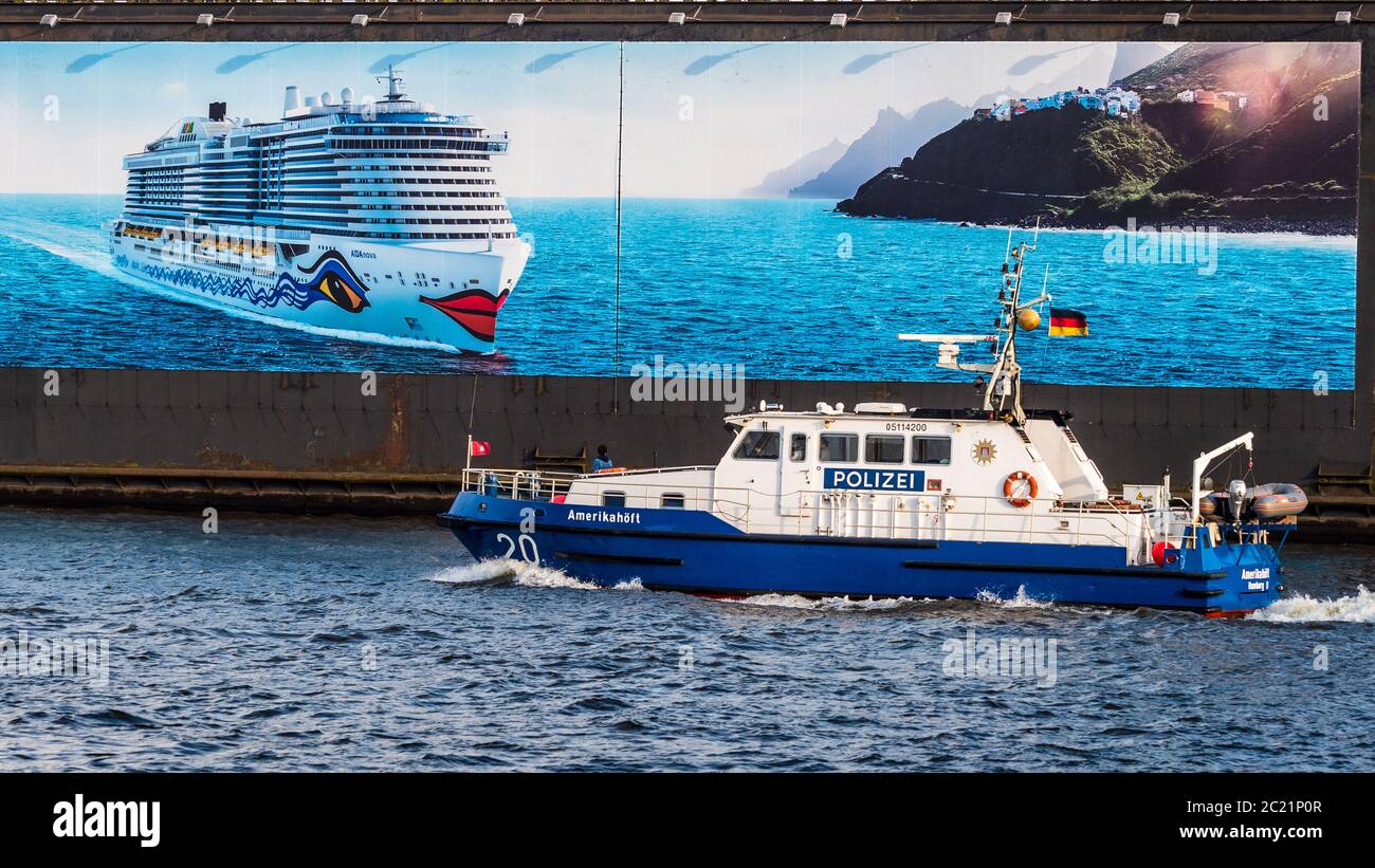 Hafenhafen Hamburg Polizeiboot passiert Kreuzfahrtschiff-Anzeige auf der Elbe - Hafenpolizei Start auf der Elbe im Zentrum Hamburgs. Stockfoto