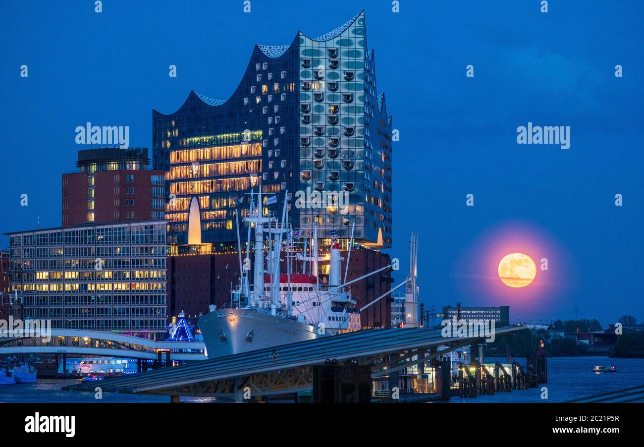 Elbphilharmonie Hamburg in der Abenddämmerung - Elbphilharmonie - Elbi - Hamburger Konzerthalle - Architekt Herzog & De Meuron - 2017. Stockfoto