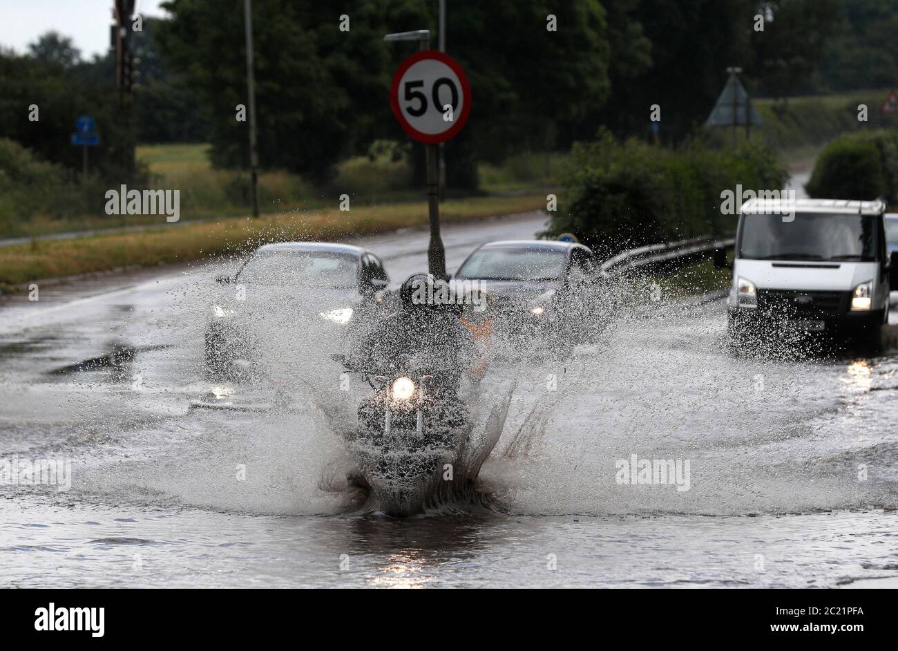 Loughborough, Leicestershire, Großbritannien. Juni 2020. Wetter in Großbritannien. Ein Motorradfahrer fährt nach heftigen Regenfällen durch eine Sturzflut. Credit Darren Staples/Alamy Live News. Stockfoto