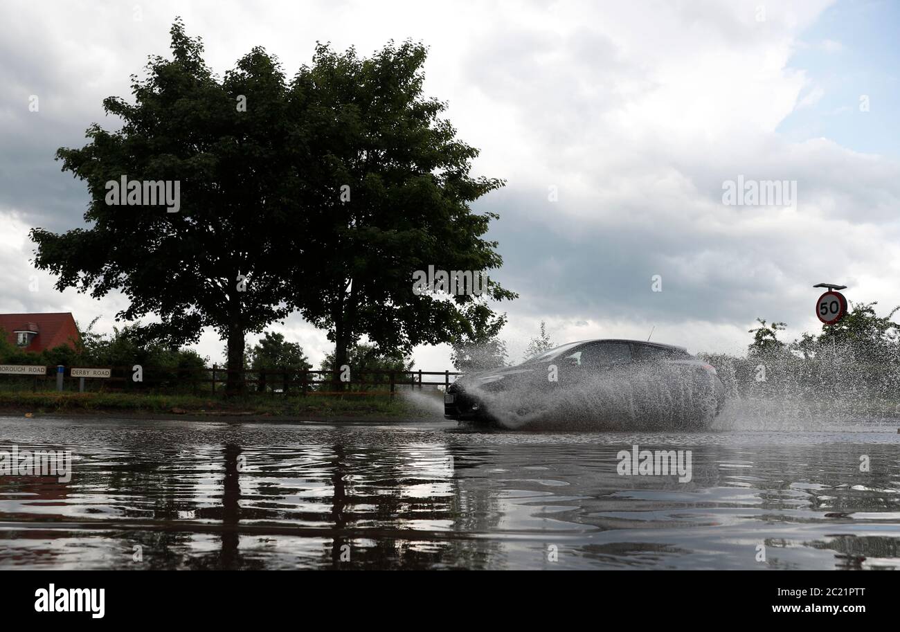 Loughborough, Leicestershire, Großbritannien. Juni 2020. Wetter in Großbritannien. Ein Autofahrer fährt nach starken Regenfällen durch eine Sturzflut. Credit Darren Staples/Alamy Live News. Stockfoto