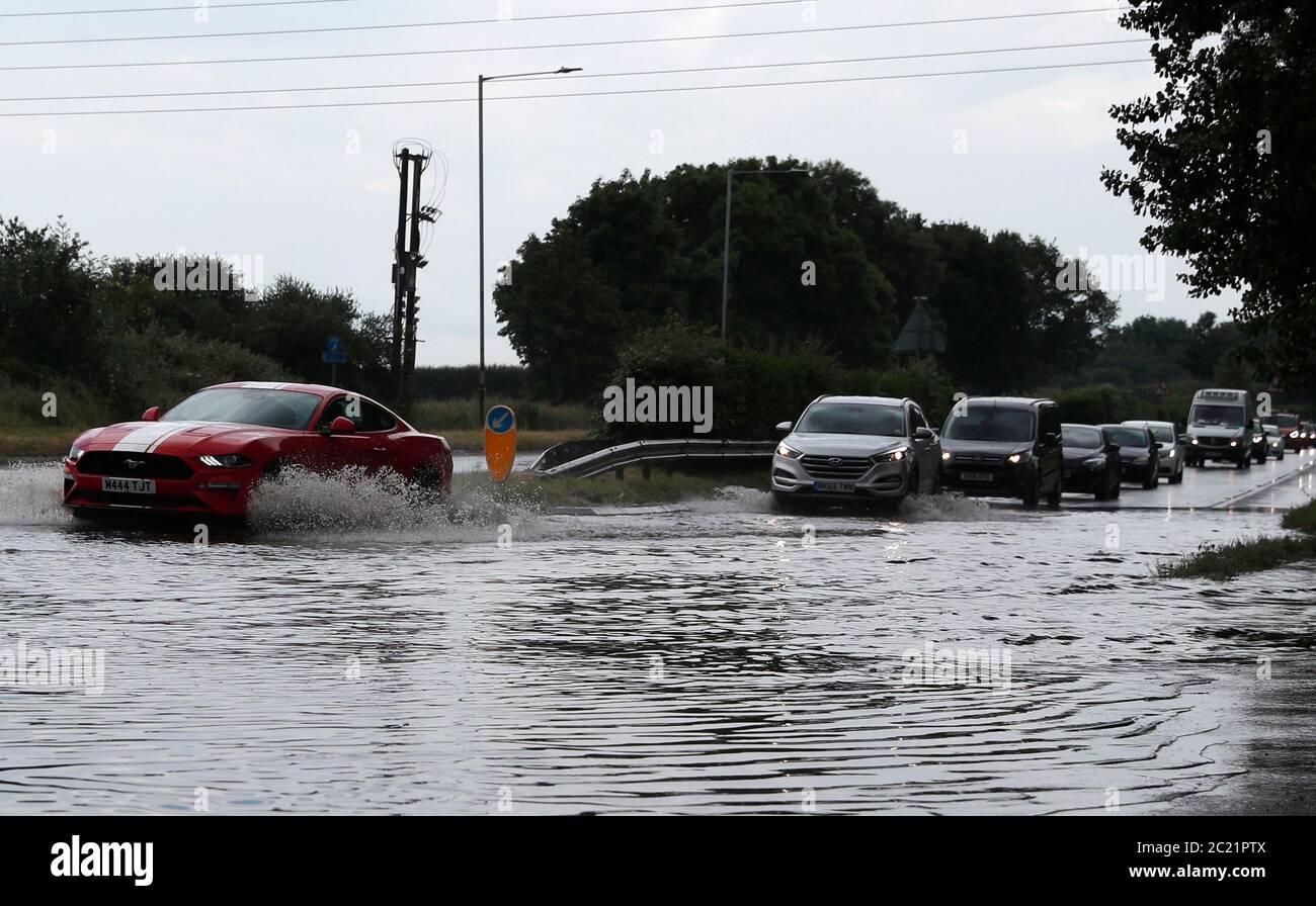 Loughborough, Leicestershire, Großbritannien. Juni 2020. Wetter in Großbritannien. Autofahrer fahren nach starken Regenfällen durch eine Sturzflut. Credit Darren Staples/Alamy Live News. Stockfoto