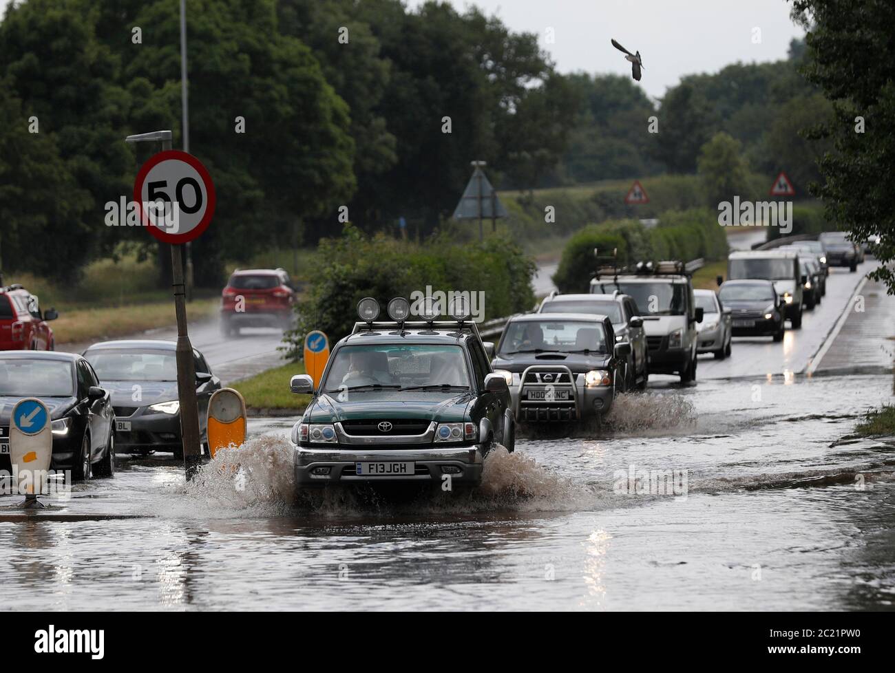 Loughborough, Leicestershire, Großbritannien. Juni 2020. Wetter in Großbritannien. Autofahrer fahren nach starken Regenfällen durch eine Sturzflut. Credit Darren Staples/Alamy Live News. Stockfoto