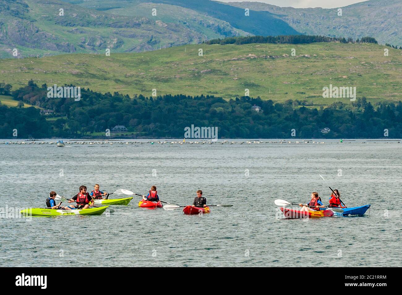 Bantry, West Cork, Irland. Juni 2020. Kinder genießen die Bantry Bay Boat Hire Sommer Kajakschule an einem Tag der Sonne in Bantry. Quelle: AG News/Alamy Live News Stockfoto