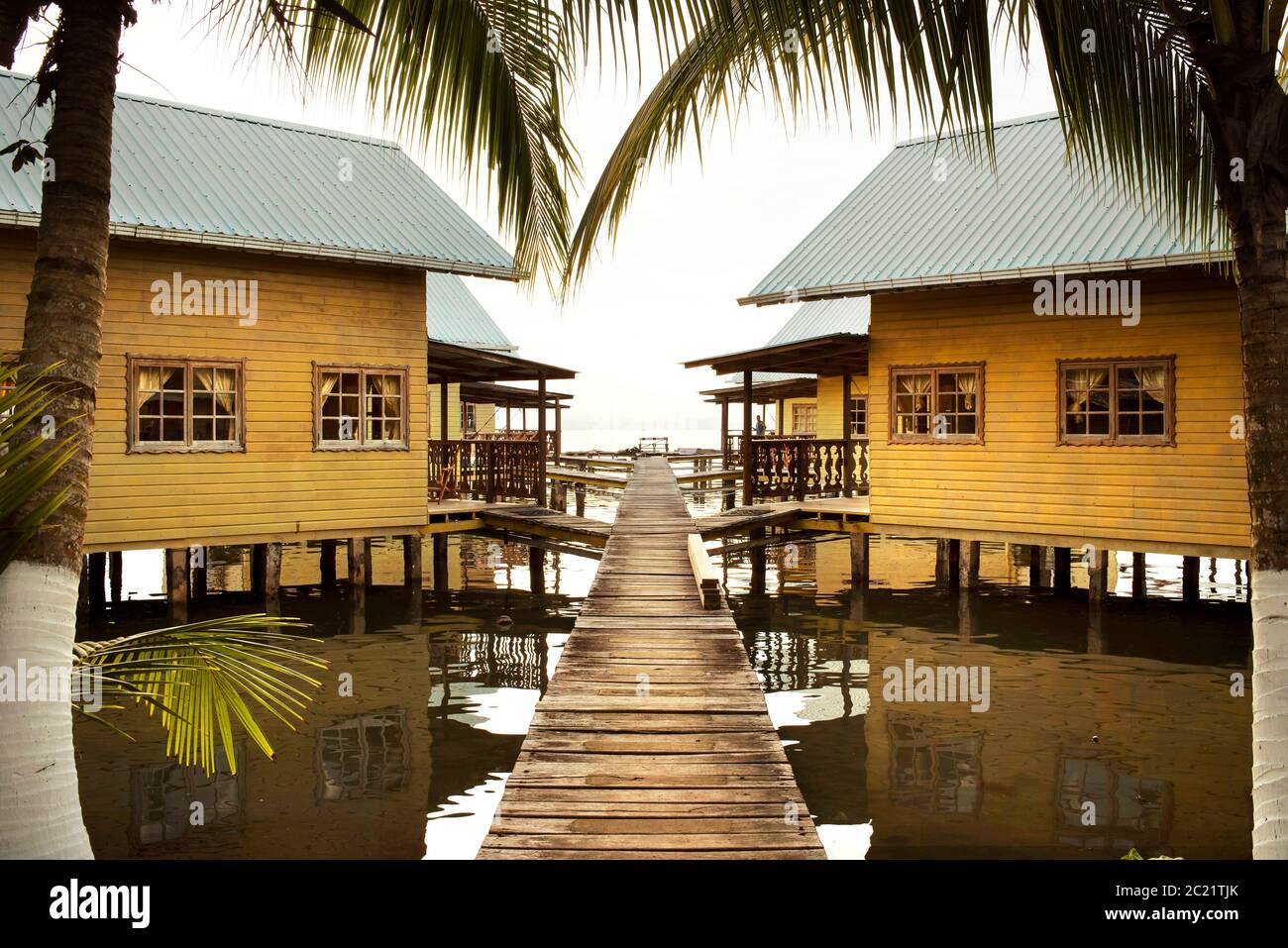 Über dem Wasser Ferienbungalows. Stelzenhäuser sind in der Karibik, Bocas del Toro, Bocas Town, Panama beliebt. Oktober 2018 Stockfoto