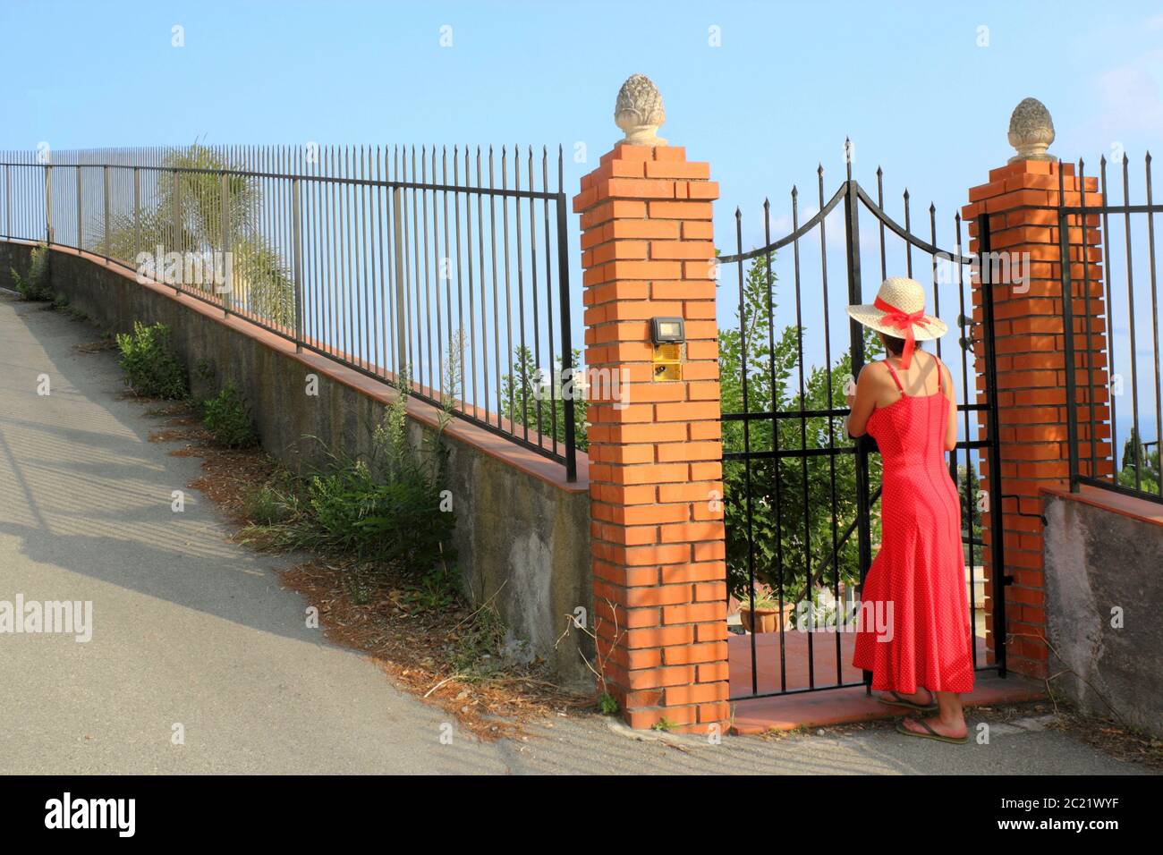 Frau am Zaun Stockfoto