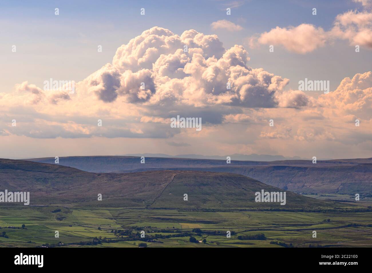 Cumulus Cloud über dem Yorkshire Dales National Park Stockfoto