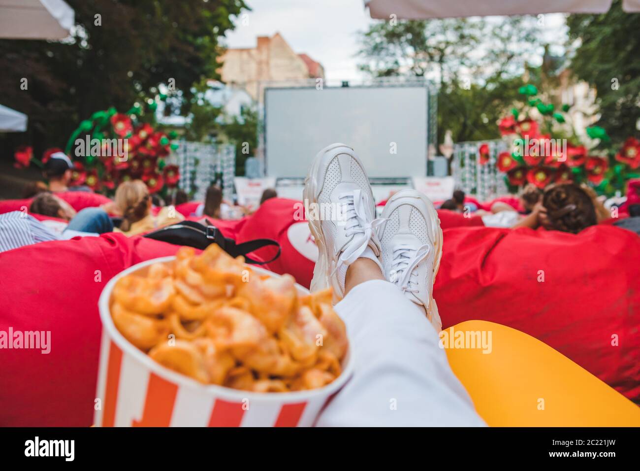 Legen Essen Snacks beim Film im Open Air Kino Stockfoto