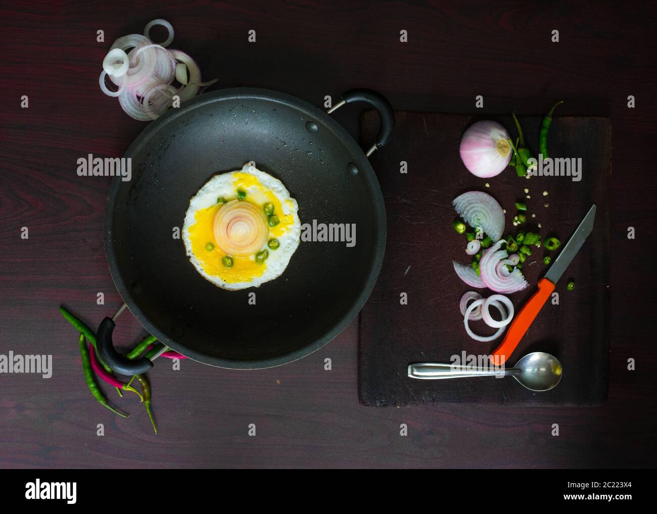 Food Photography of Egg garniert mit kühlen, Zwiebel und Curry Blätter in der Tischplatte sieht lecker und lecker. Stockfoto