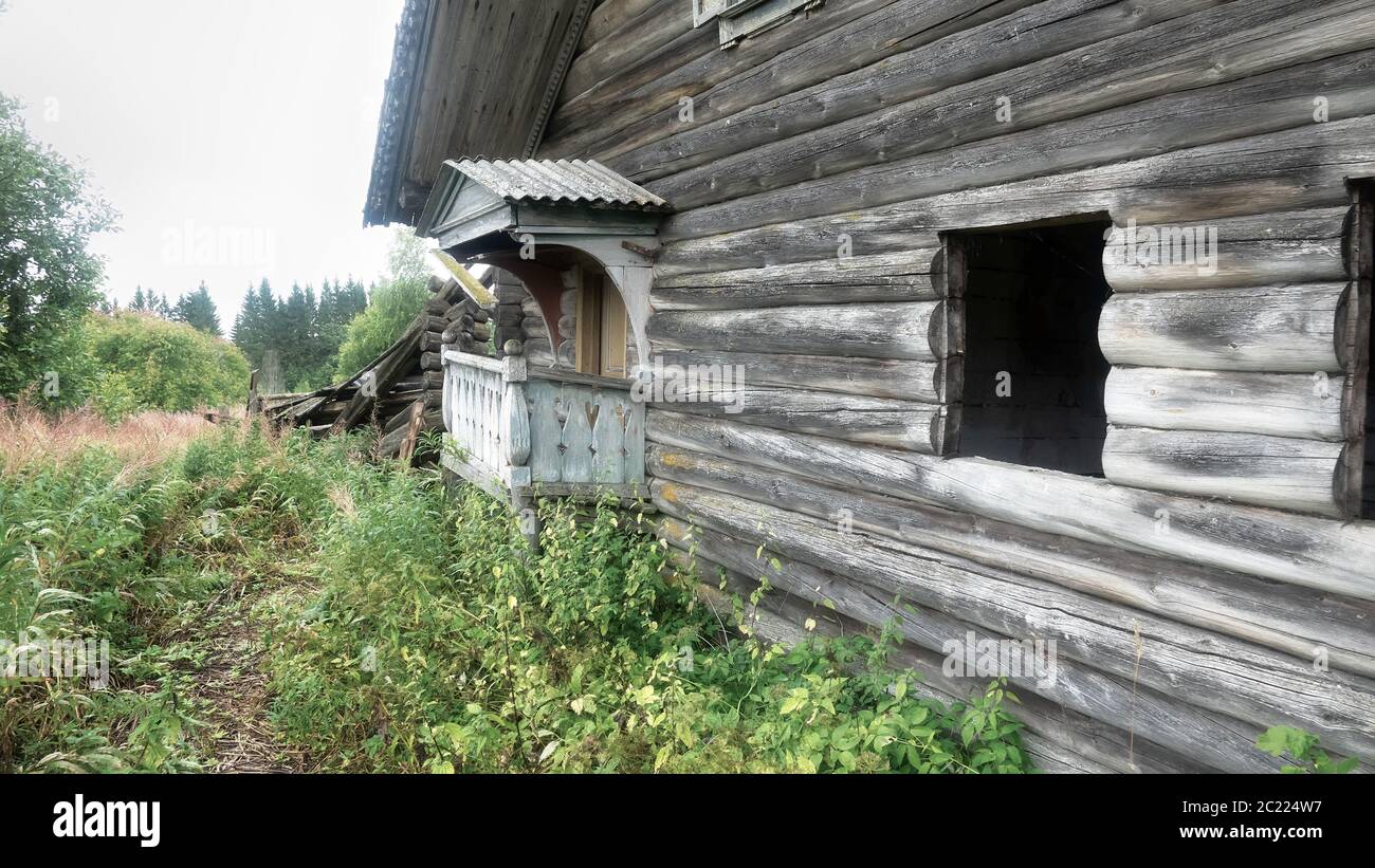 Altes Holzhaus in Archangelsk Region, ein Wohndorf Haus in einem Walddorf, verlassene Menschen und vernagelt Haus. Russland Stockfoto