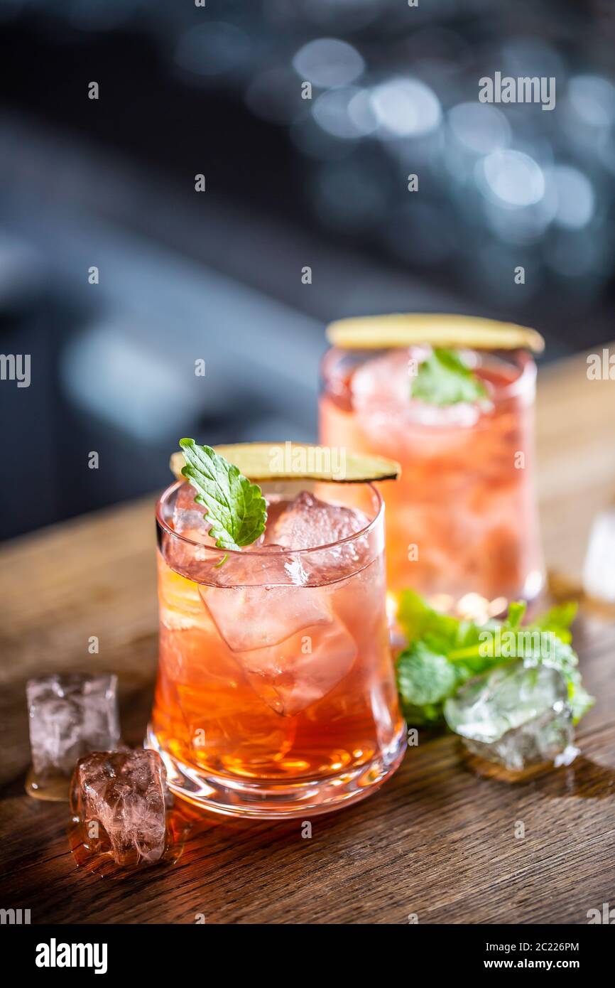 Wodka und Preiselbeere in zwei Gläsern auf der Bar Stockfoto