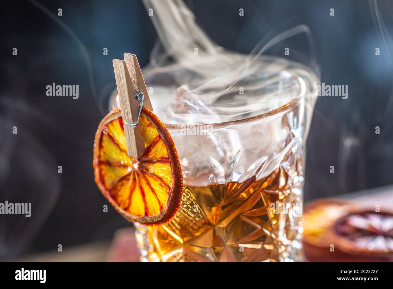 Detail eines geräucherten altmodischen Rum-Cocktails Stockfoto