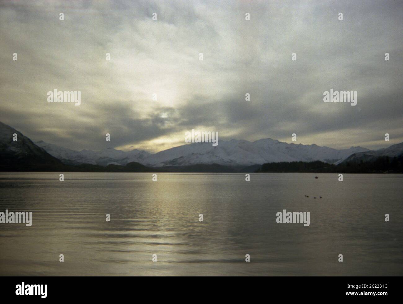 Sonnenschein bricht durch die Wolke über dem Lake Wanaka, Lake Wanaka Neuseeland, Neuseeland, Lake Wanaka natürliche Beleuchtung, Naturlandschaft, Serene Wellen Stockfoto