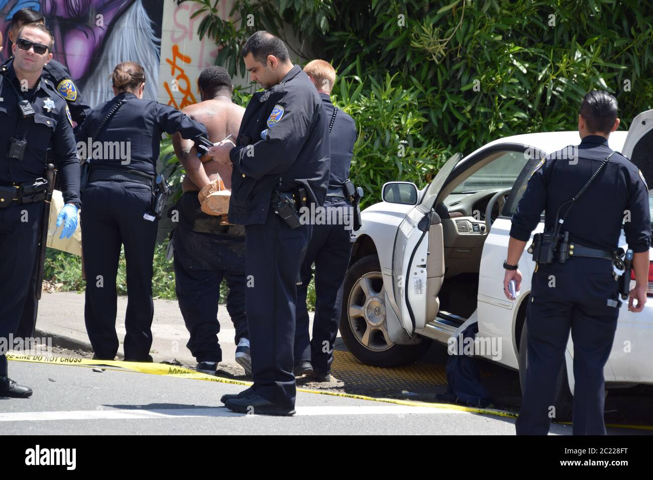Polizeibeamte aus San Francisco verhaften einen Mordverdächtigen nach einer Verfolgung über die Bay Bridge nach Oakland am 25. Mai 2019. Stockfoto