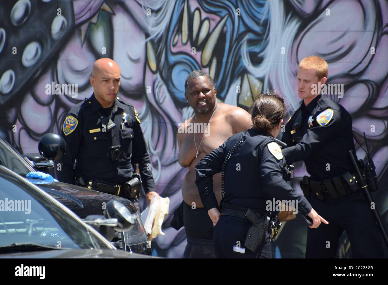 Polizeibeamte aus San Francisco verhaften einen Mordverdächtigen nach einer Verfolgung über die Bay Bridge nach Oakland am 25. Mai 2019. Stockfoto