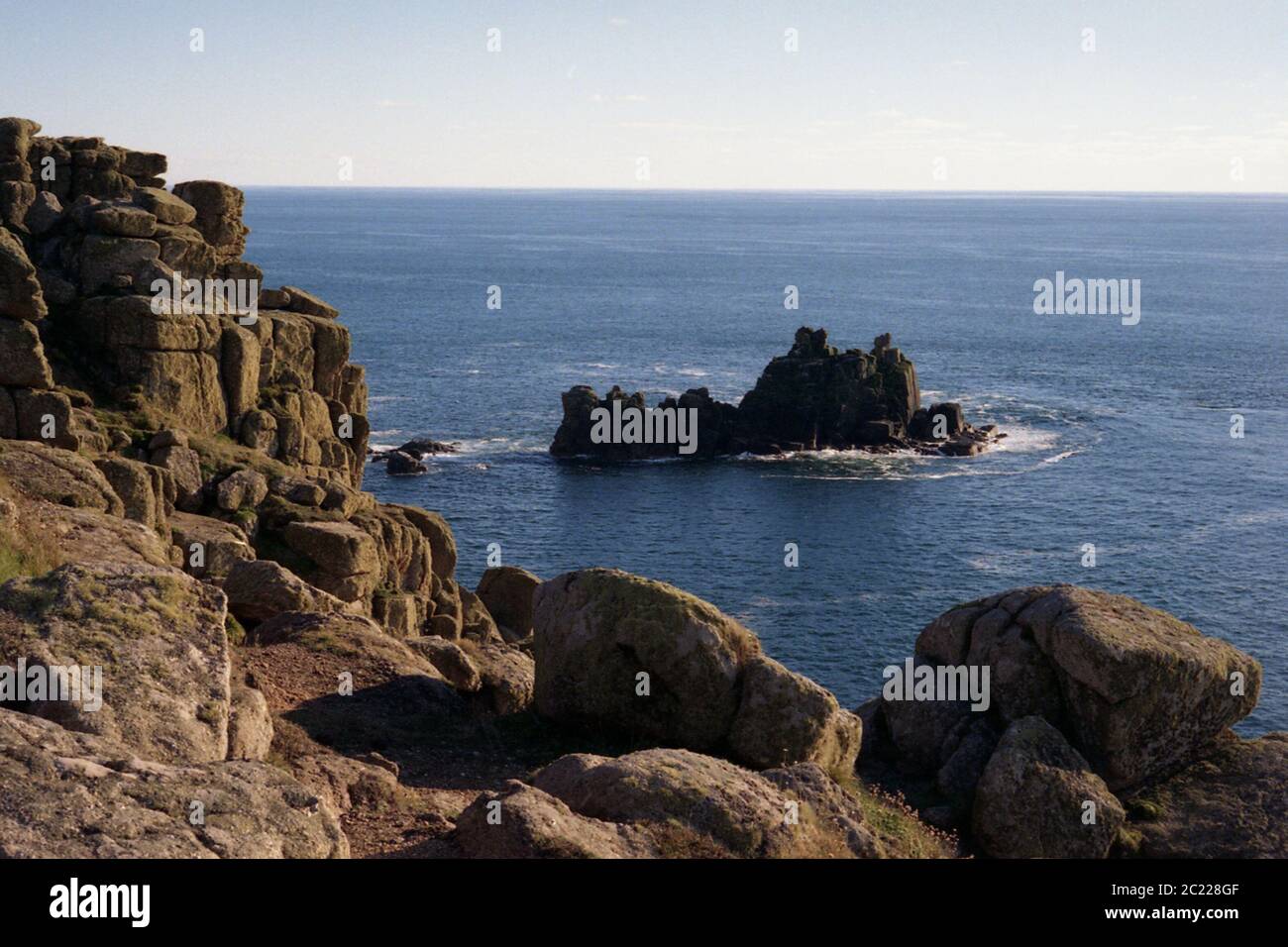 Lands End Rocky Outcrop mit Blick auf Sea Cornwall, West Country, Blue Sky Lands End, natürliche Beleuchtung, Naturlandschaft, ungefiltert Stockfoto