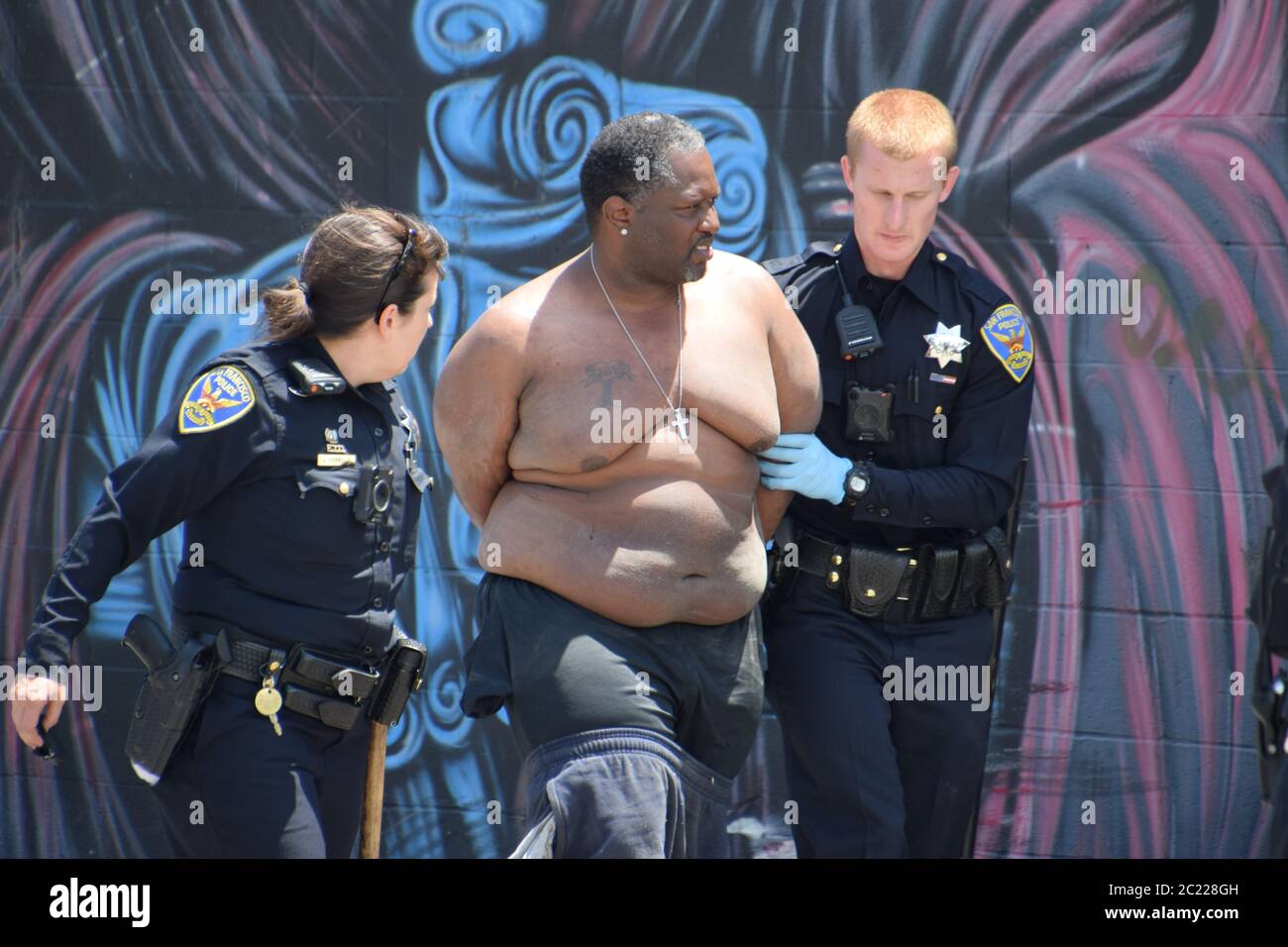 Polizeibeamte aus San Francisco verhaften einen Mordverdächtigen nach einer Verfolgung über die Bay Bridge nach Oakland am 25. Mai 2019. Stockfoto