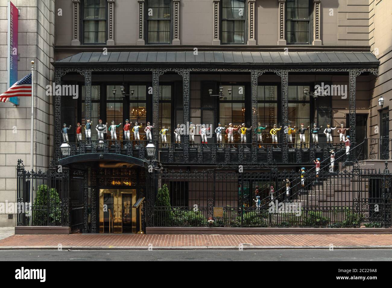 Jockey-Statuen auf der gusseisernen Terrassenfassade des 21 Club in Manhattan Stockfoto