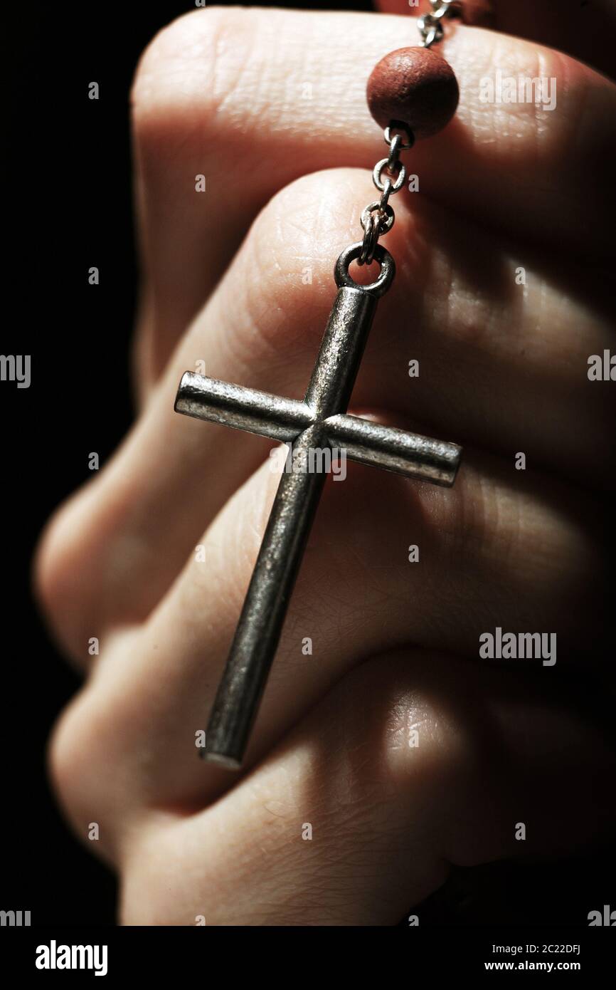 Beten mit einem Rosenkranz. Frauenhände mit Rosenkranz auf schwarzem  Hintergrund. Katholisch, christentum Konzept Stockfotografie - Alamy
