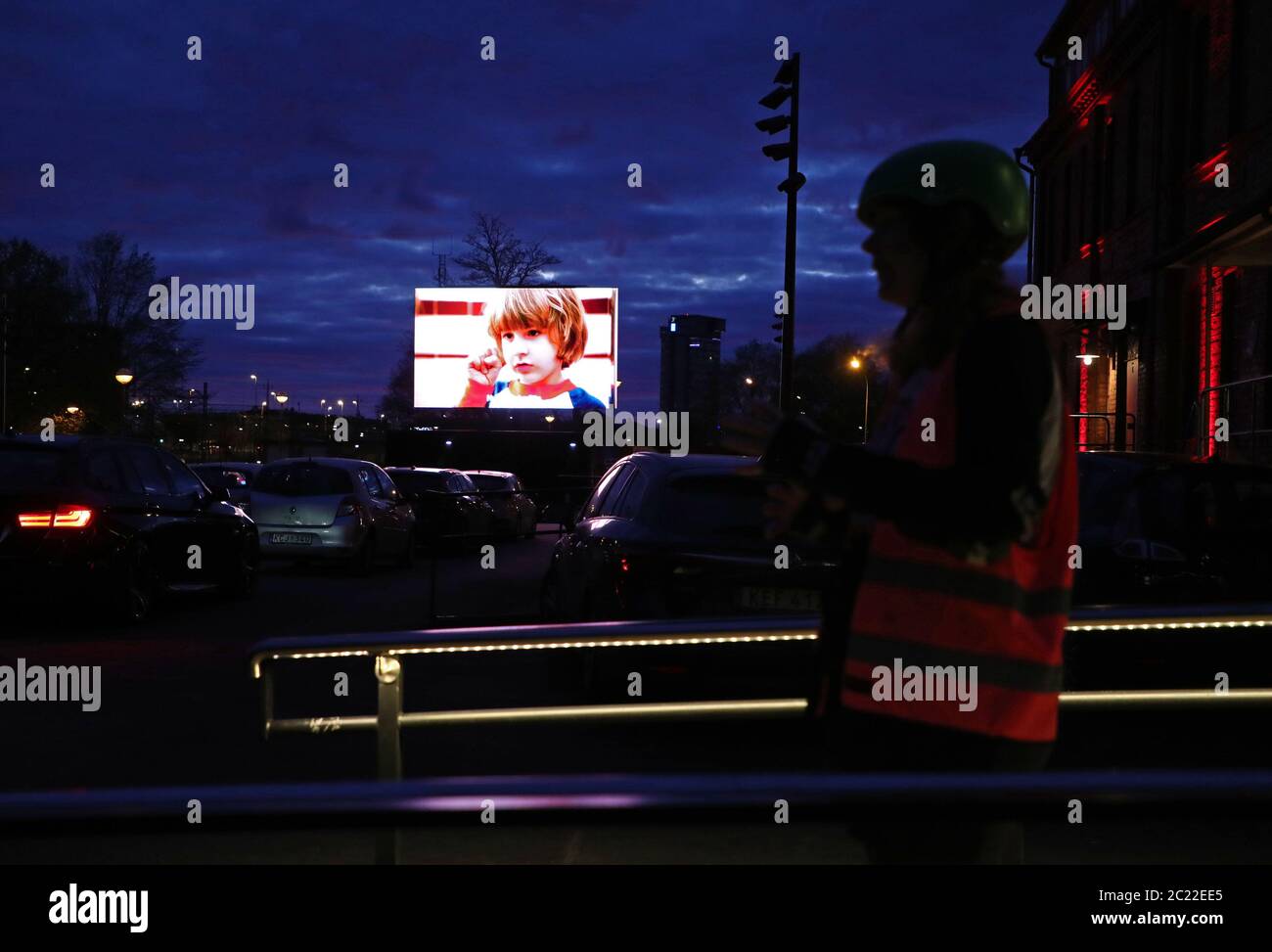 Linkoping, Schweden 20200425 Stanley Kubricks "The Shining" wird in dieser Corona Times in einem Drive-in-Kino im Zentrum von Linköping am Samstagabend gezeigt. Die Mitarbeiter auf Rollschullaufbahn bestellen während des Films Süßigkeiten und Popcorn. Foto Jeppe Gustafsson Stockfoto