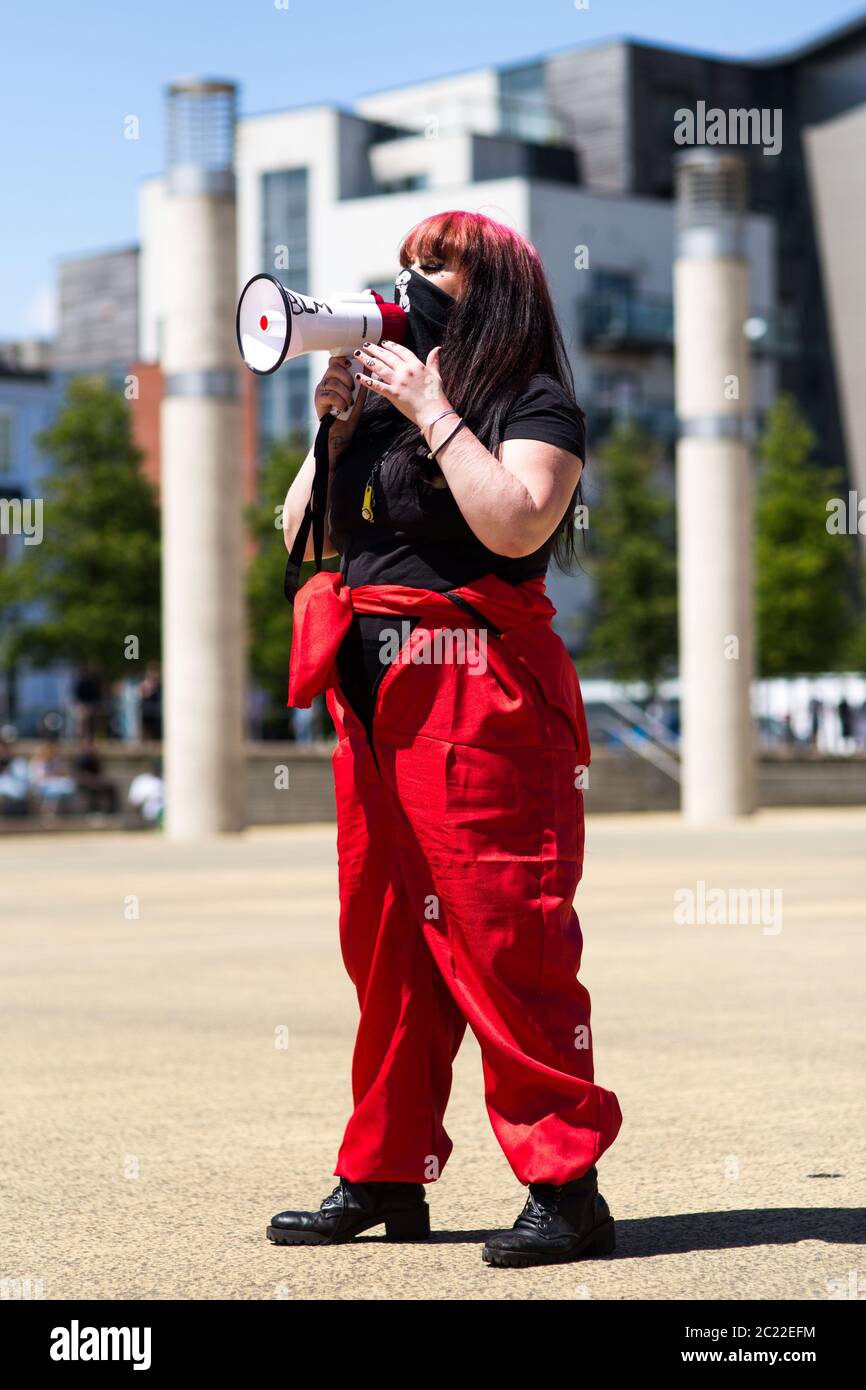 Mädchen in einem roten Anzug versammlungen Demonstranten in Cardiff Bay Stockfoto