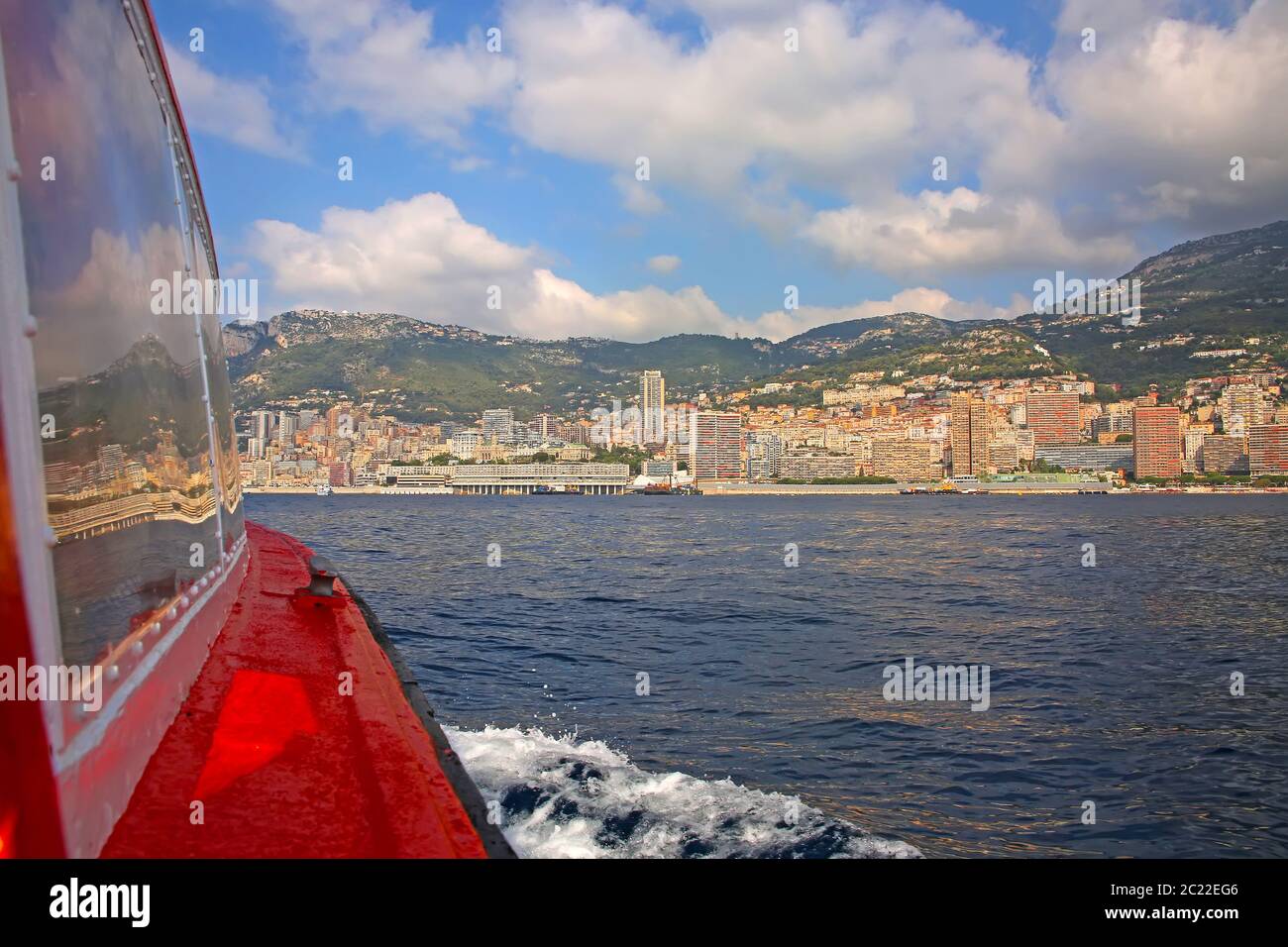 Blick vom Mittelmeer auf das Fürstentum Monaco und Monte Carlo mit seinen dichten Wolkenkratzern, dem Yachthafen, dem Palast und dem Casino. Stockfoto