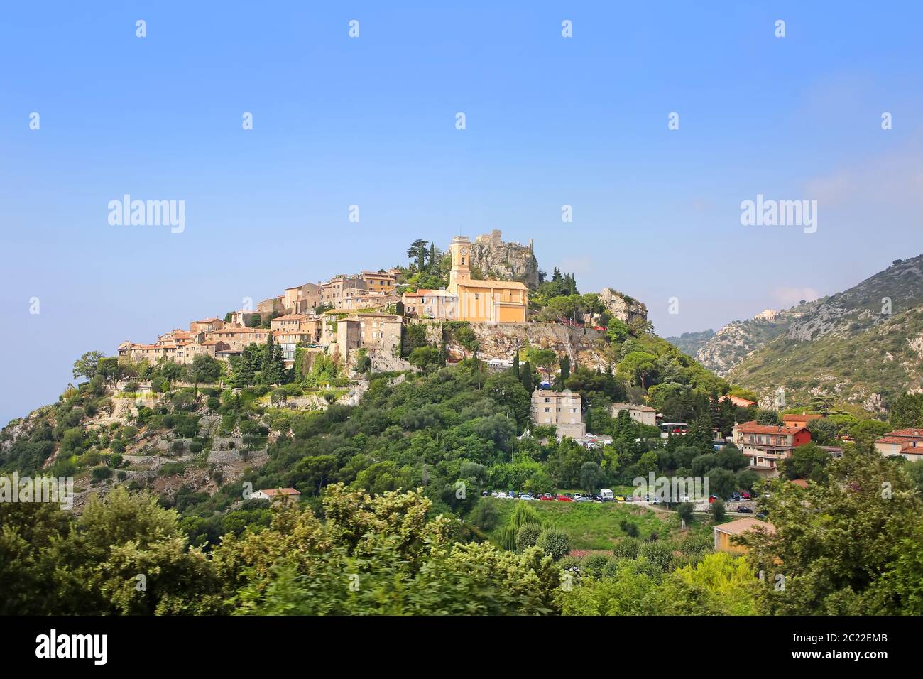 Schöne Hügel mittelalterlichen Dorf Eze. Das historische Dorf ist auf einem Berg mit einer Kirche und einer herrlichen Aussicht, Französisch Riviera, Frankreich perliert. Stockfoto Schöne Hügel mittelalterlichen Dorf Eze. Das historische Dorf ist auf einem Berg mit einer Kirche und einer herrlichen Aussicht, Französisch Riviera, Frankreich perliert. Stockfoto