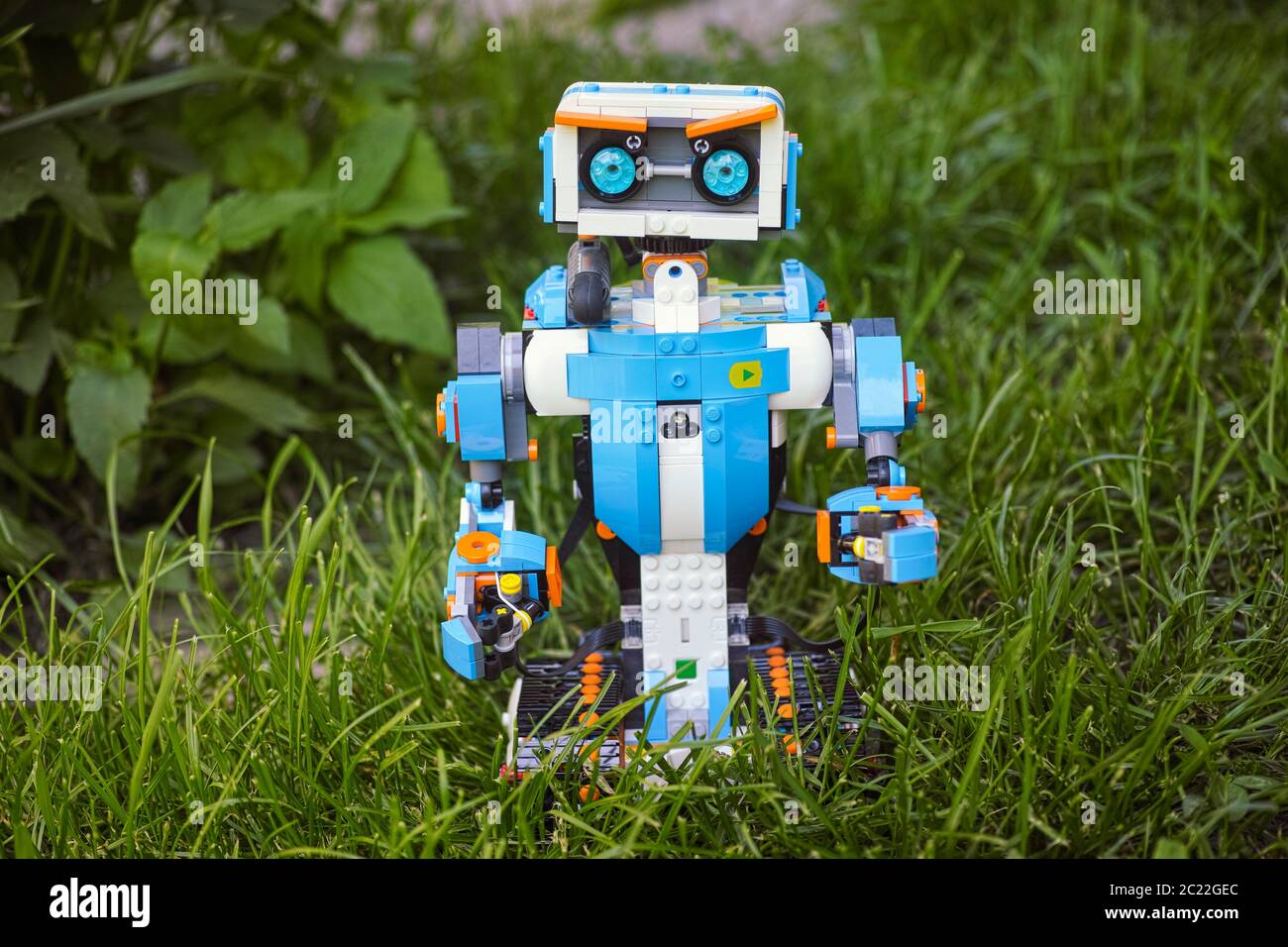 Tambow, Russische Föderation - 16. Juni 2020 Lego Boost Vernie der Roboter steht draußen auf Gras. Stockfoto