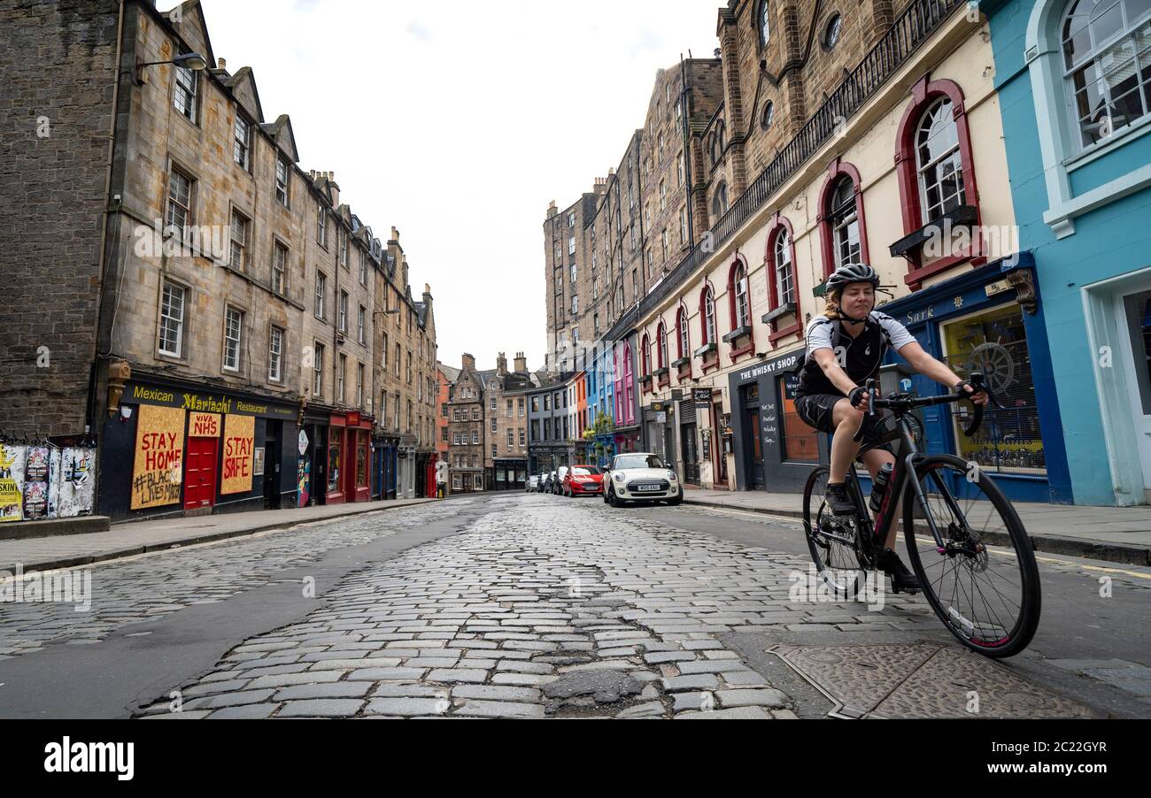 Edinburgh, Schottland, Großbritannien. Juni 2020. 16 Während in England Geschäfte eröffnet werden, bleiben schottische Geschäfte und Geschäfte geschlossen, Straßen sind leer und Pubs und Geschäfte sind immer noch geschlossen, viele sind vernagelt. Bars dürfen am Ende der Woche möglicherweise außerhalb der Bereiche geöffnet werden, aber derzeit dürfen sie nur Getränke zum Mitnehmen servieren. Im Bild: Die Victoria Street in der Altstadt ist menschenleer. Iain Masterton/Alamy Live News Stockfoto