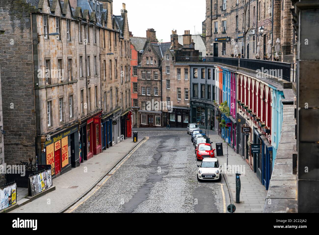 Edinburgh, Schottland, Großbritannien. Juni 2020. 16 Während in England Geschäfte eröffnet werden, bleiben schottische Geschäfte und Geschäfte geschlossen, Straßen sind leer und Pubs und Geschäfte sind immer noch geschlossen, viele sind vernagelt. Bars dürfen am Ende der Woche möglicherweise außerhalb der Bereiche geöffnet werden, aber derzeit dürfen sie nur Getränke zum Mitnehmen servieren. Im Bild: Die Victoria Street in der Altstadt ist menschenleer. Iain Masterton/Alamy Live News Stockfoto