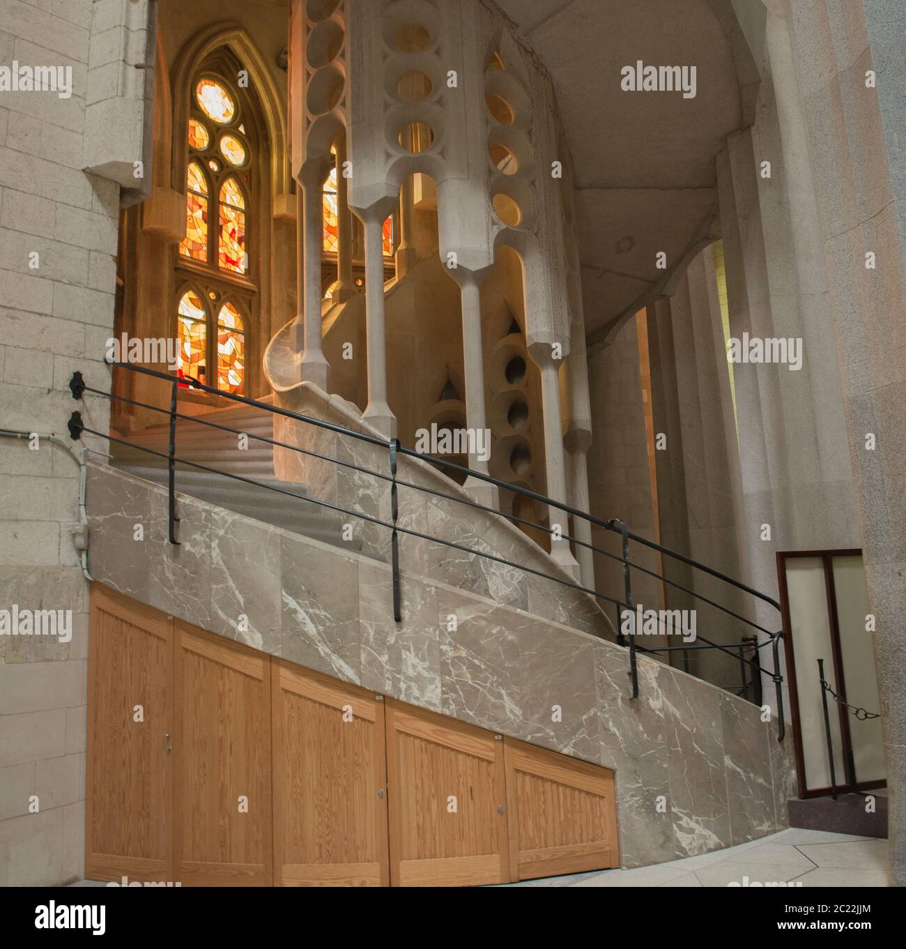 Das Innere der Basilika La Sagrada Familia, entworfen von Antoni Gaudi, ist sein Werk Teil eines UNESCO-Weltkulturerbes, Barcelona, Spanien Stockfoto