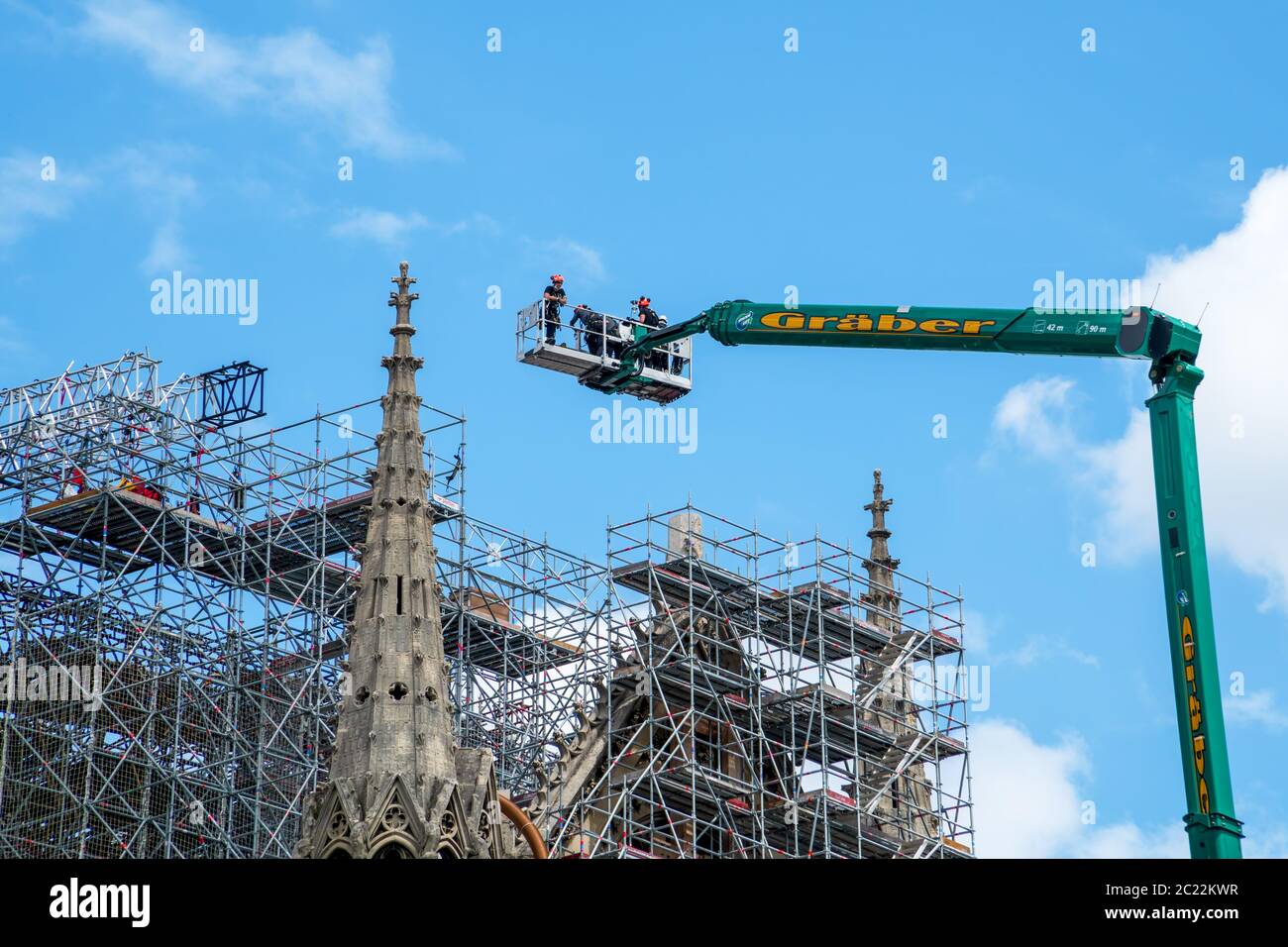 Arbeiter demontieren im Juni 2020 das Gerüst der Kathedrale Notre Dame de Paris Stockfoto