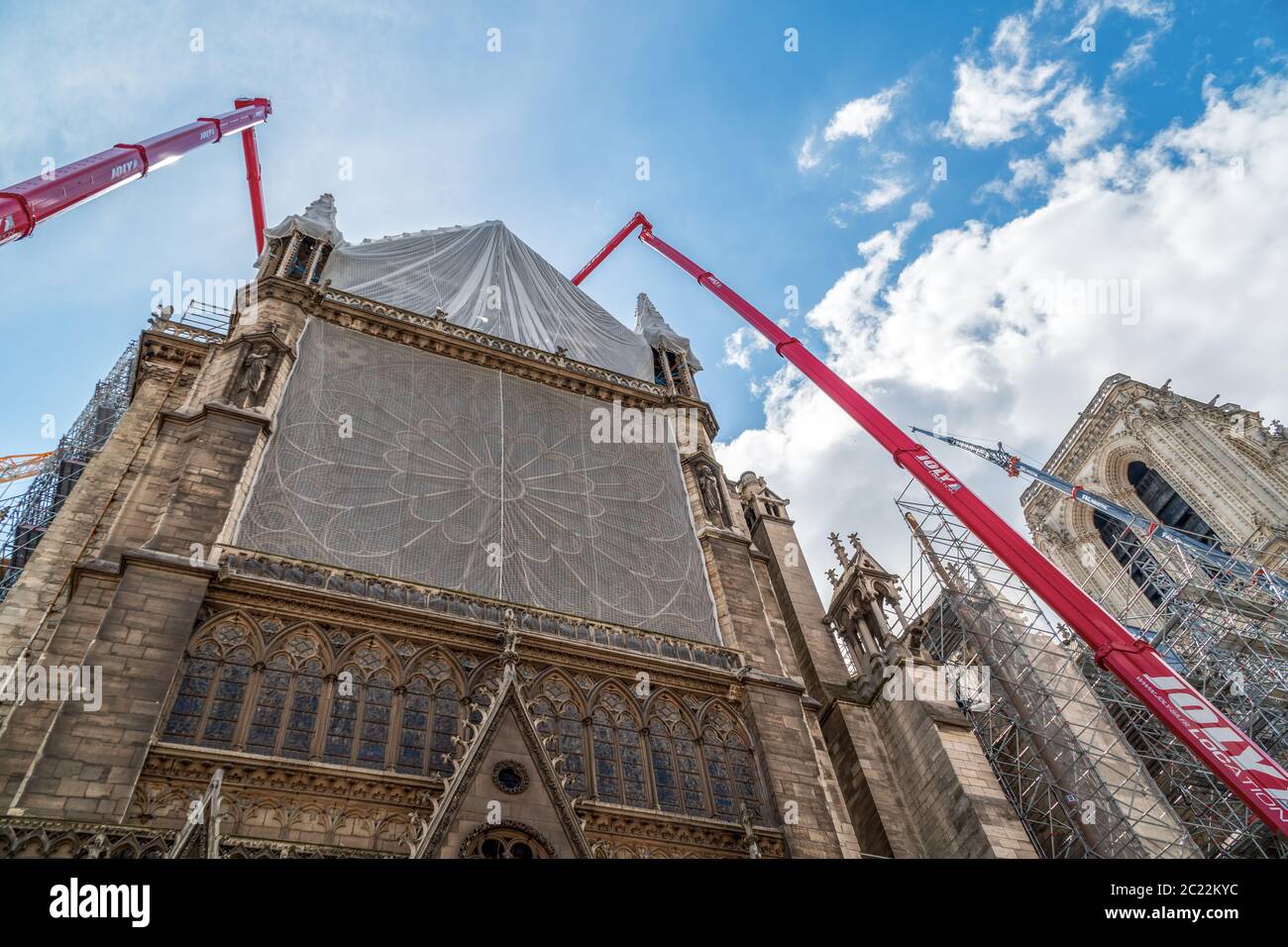 Kraniche beginnen im Juni 2020, das Gerüst der Kathedrale Notre Dame de Paris zu demontieren Stockfoto