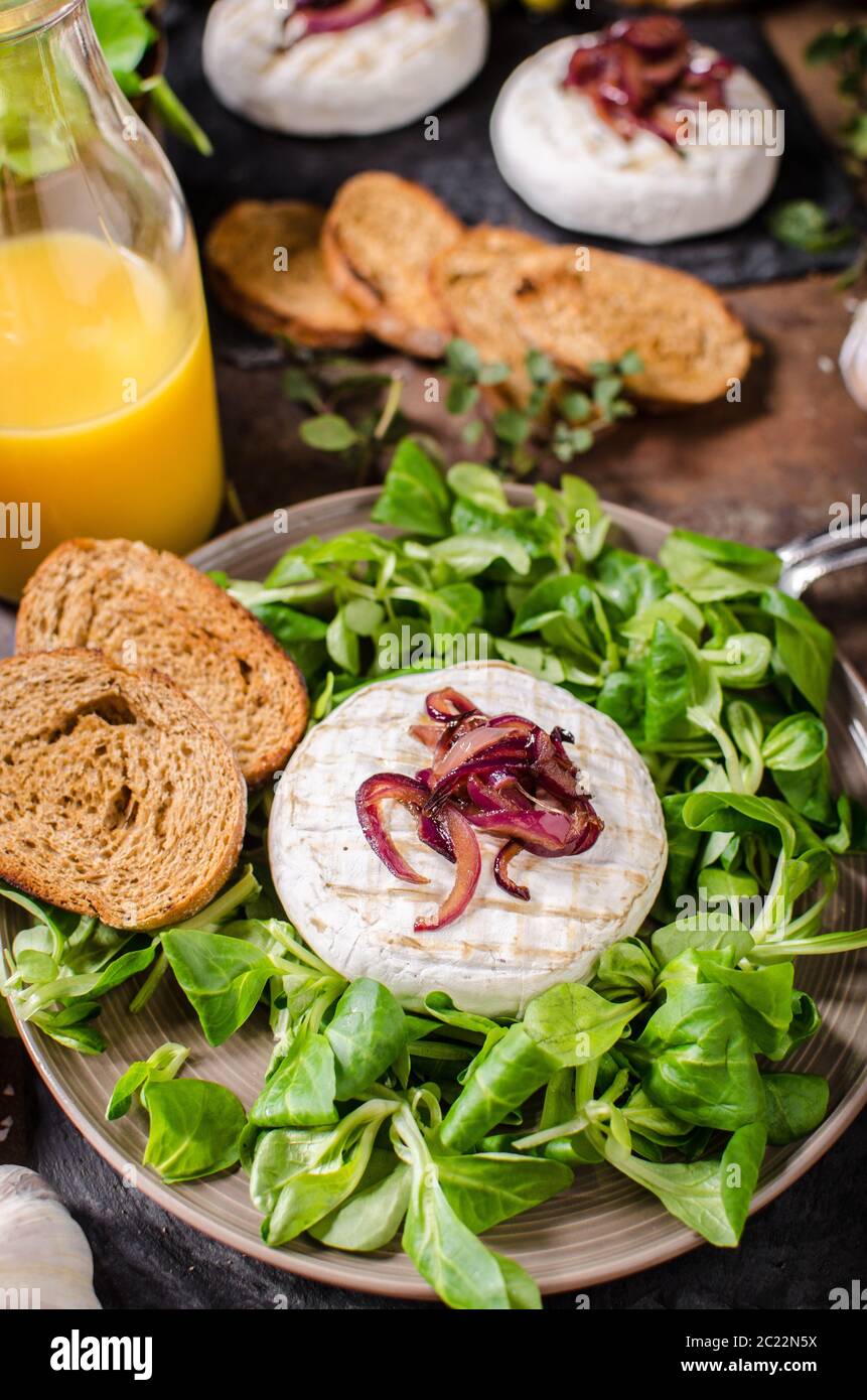 Camembert Käse mit Salat, Panini Brot und süße rote Zwiebel Stockfoto