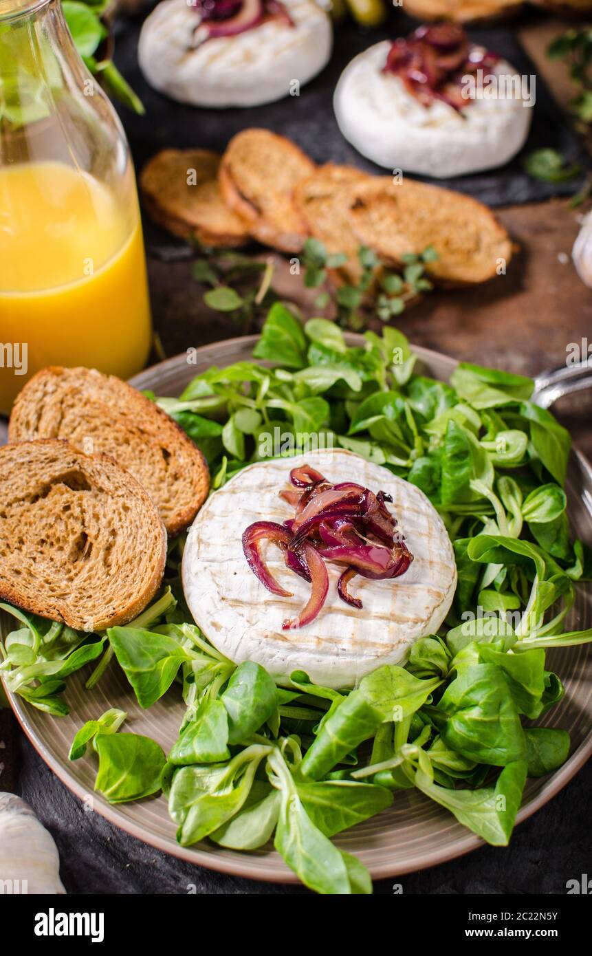 Camembert Käse mit Salat, Panini Brot und süße rote Zwiebel Stockfoto