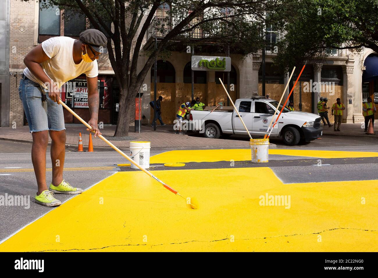 16. Juni 2020: Die Worte "Black Austin Matters" wurden am Dienstagmorgen auf der Congress Avenue gemalt. Lokale Künstler nahmen an der Malerei der Straße Wandbild zur Unterstützung von Black Lives Matter. Austin, Texas. Mario Cantu/CSM Stockfoto