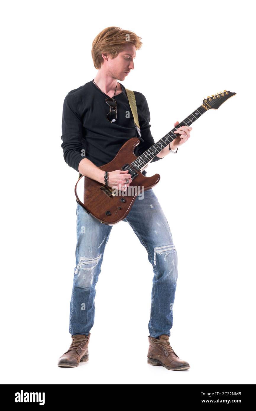 Cool entspannten jungen Rocker Gitarrist Mann üben und Proben E-Gitarre. Ganzkörperlänge isoliert auf weißem Hintergrund. Stockfoto