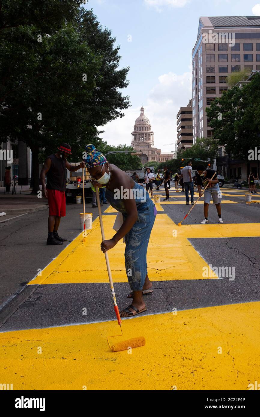 16. Juni 2020: Die Worte "Black Austin Matters" wurden am Dienstagmorgen auf der Congress Avenue gemalt. Lokale Künstler nahmen an der Malerei der Straße Wandbild zur Unterstützung von Black Lives Matter. Austin, Texas. Mario Cantu/CSM Stockfoto