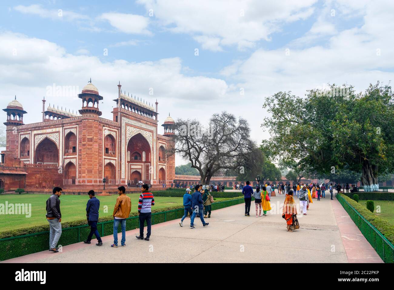 Besucher vor dem Großen Tor, Taj Mahal, Agra, Uttar Pradesh, Indien Stockfoto