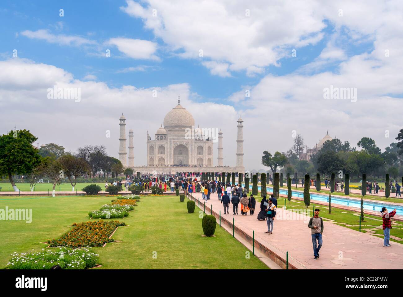 Massen von Besuchern vor dem Taj Mahal in den frühen Morgen, Agra, Uttar Pradesh, Indien Stockfoto