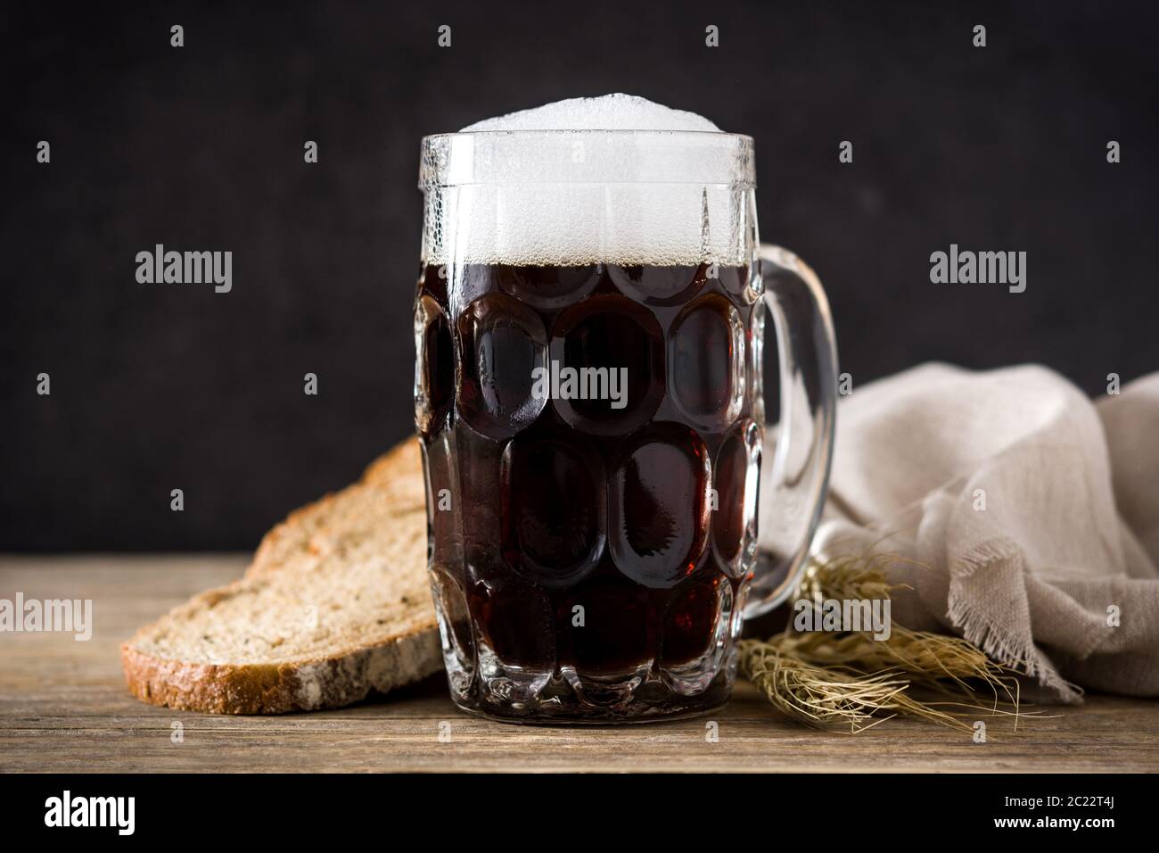 Traditionelle kvass Bierkrug mit Roggenbrot auf Holztisch Stockfoto