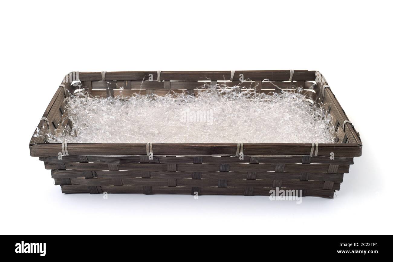 Zerfetzter Kunststofffüller in Weidenverpackungsfach isoliert auf weiß Stockfoto
