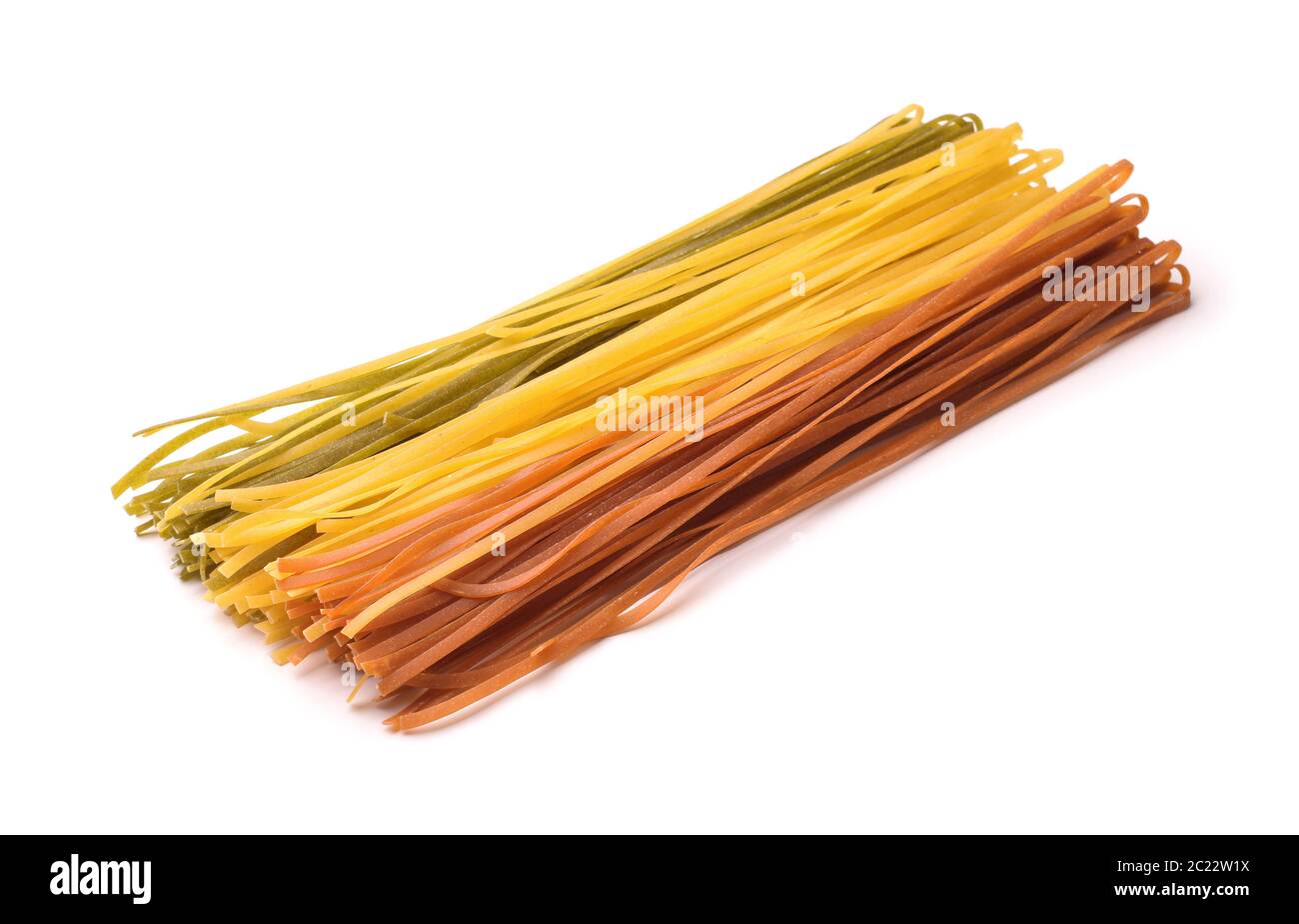 Ungekochte mehrfarbige lange Band Pasta isoliert auf weiß Stockfoto