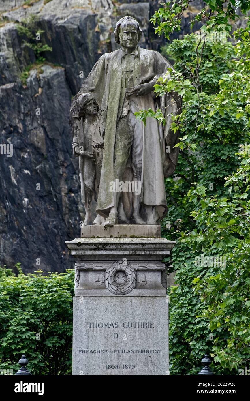 Statue von Thomas Guthrie D.D. (1803 – 1873), Prediger, Philanthrop, Reformator in Princes Street Gardens, Edinburgh, Schottland. Stockfoto