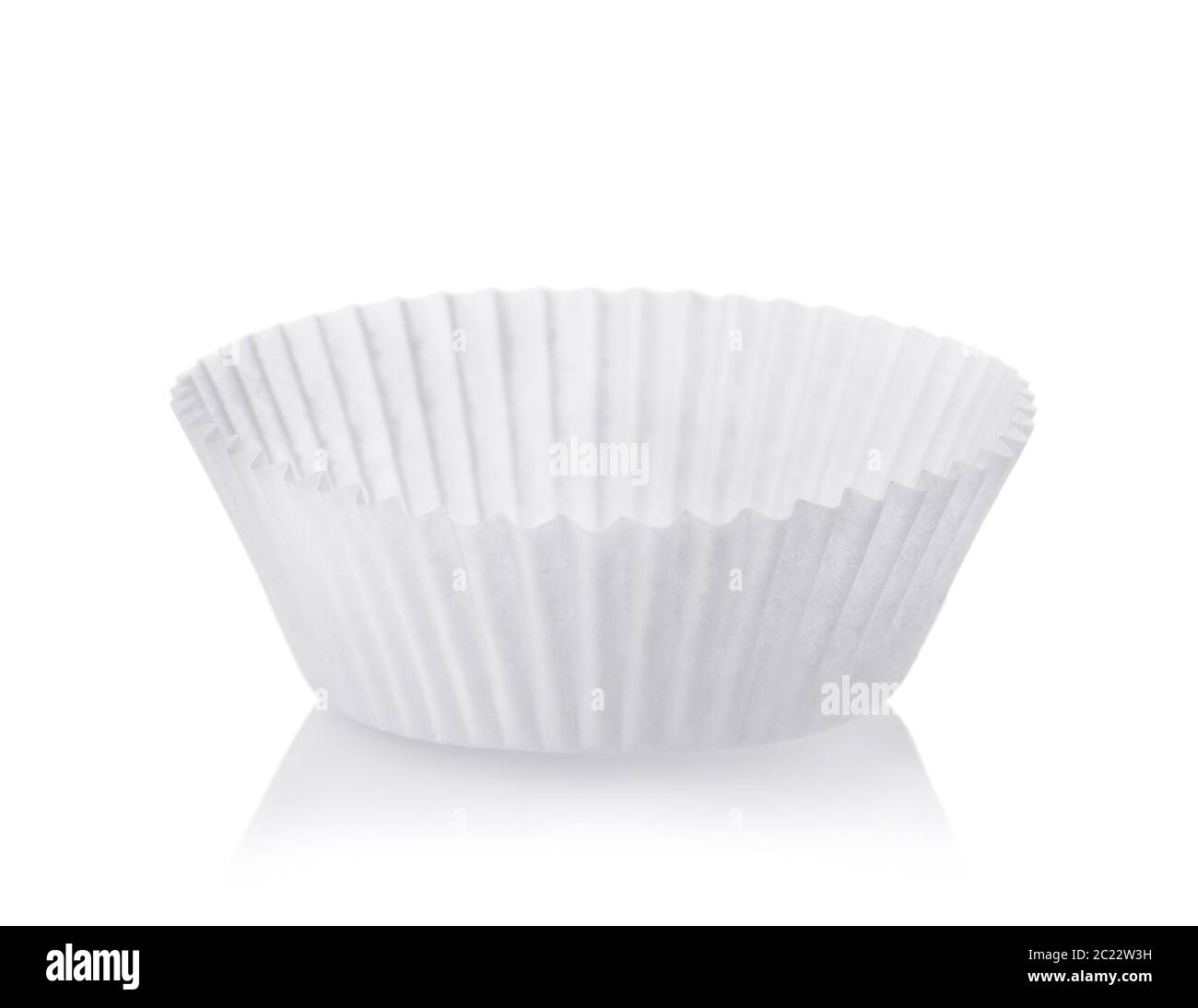 Weiße Cupcake Backpapier Tassen isoliert auf weiß Stockfoto
